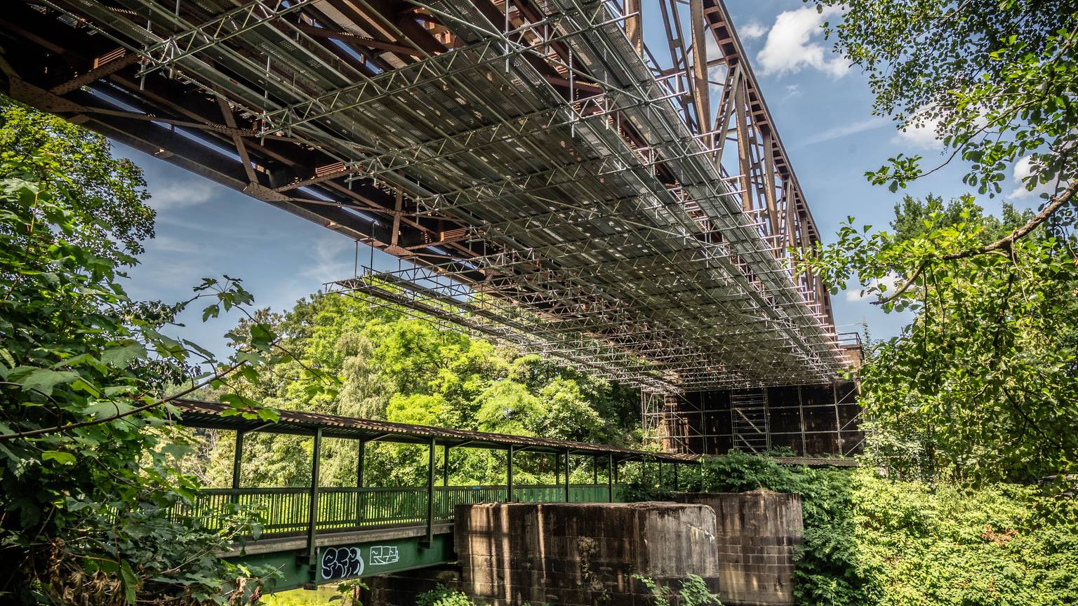 An der Wupperbrücke der Strecke zwischen Opladen und Leichlingen wurde ein Schaden entdeckt, weshalb eines der beiden Gleise nicht genutzt wird.