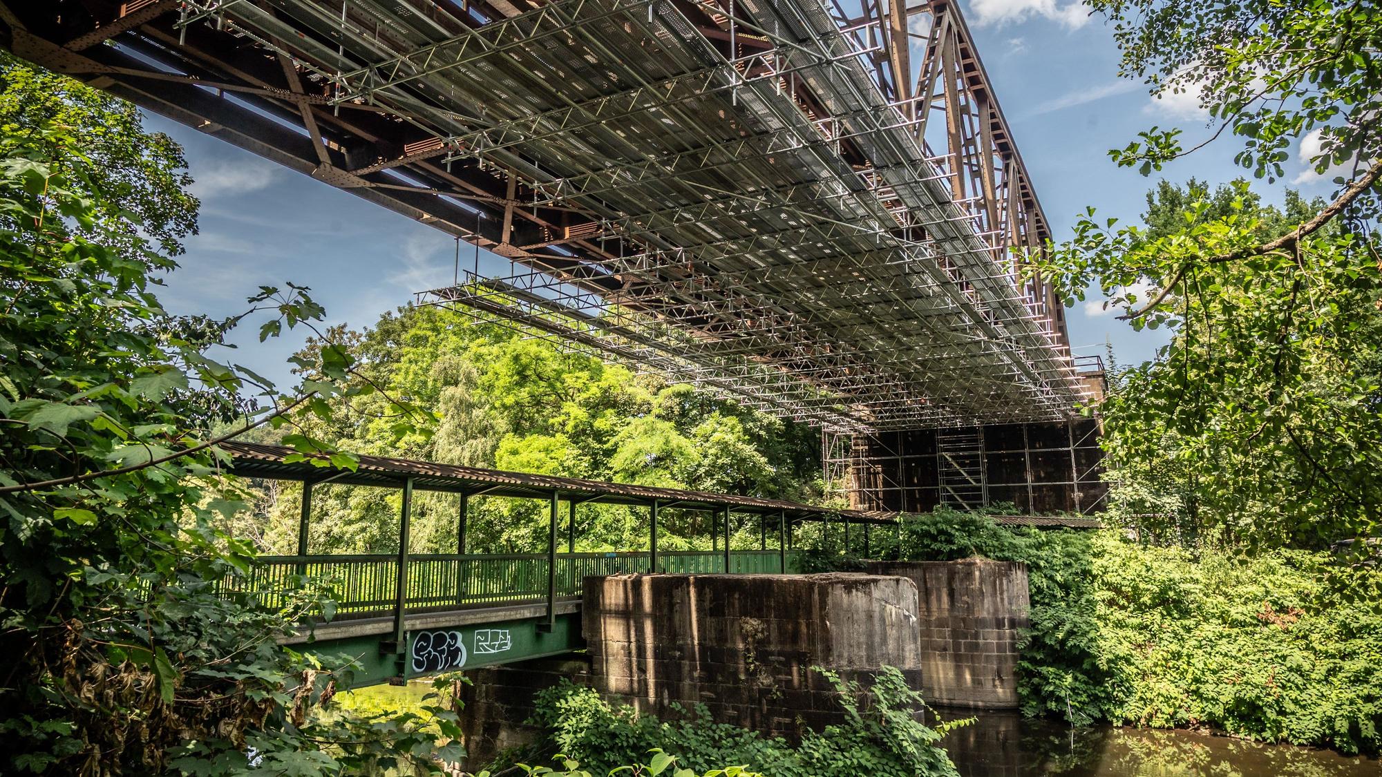 An der Wupperbrücke der Strecke zwischen Opladen und Leichlingen wurde ein Schaden entdeckt, weshalb eines der beiden Gleise nicht genutzt wird.