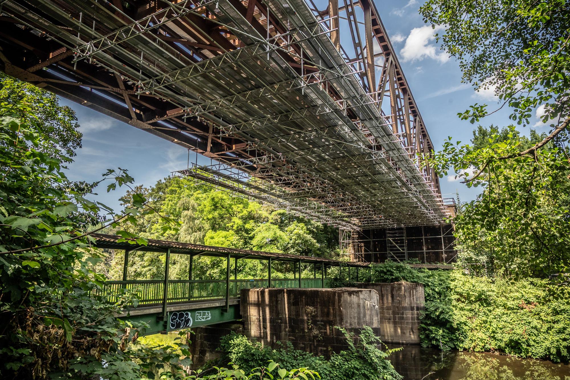 Bahn: An der Wupperbrücke der Strecke zwischen Opladen und Leichlingen wurde ein Schaden entdeckt, weshalb eines der beiden Gleise nicht genutzt wird.
