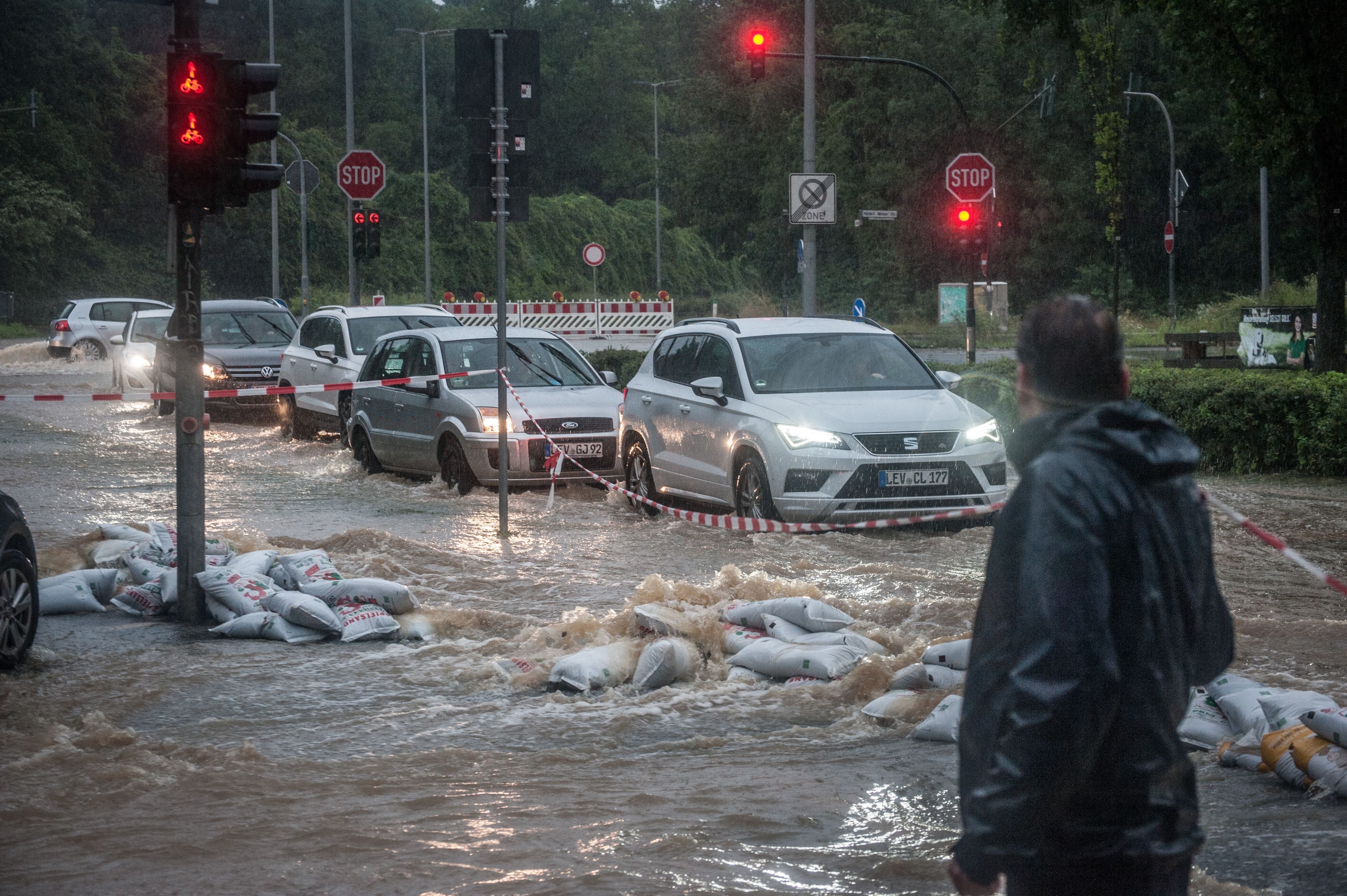 Schlebusch, Oulustraße, Wasser vom Ophovener Weiher ergießt sich ins Dorf.