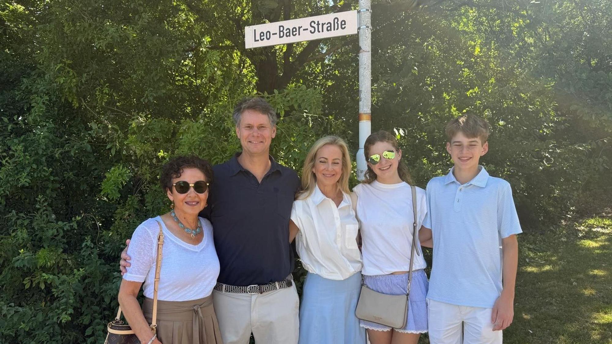 Das Foto zeigt (von links) Marion Reinecke, Bryan Baer mit Familie, nämlich mit seiner Frau Holly, Tochter Ellison und Sohn Brooks.