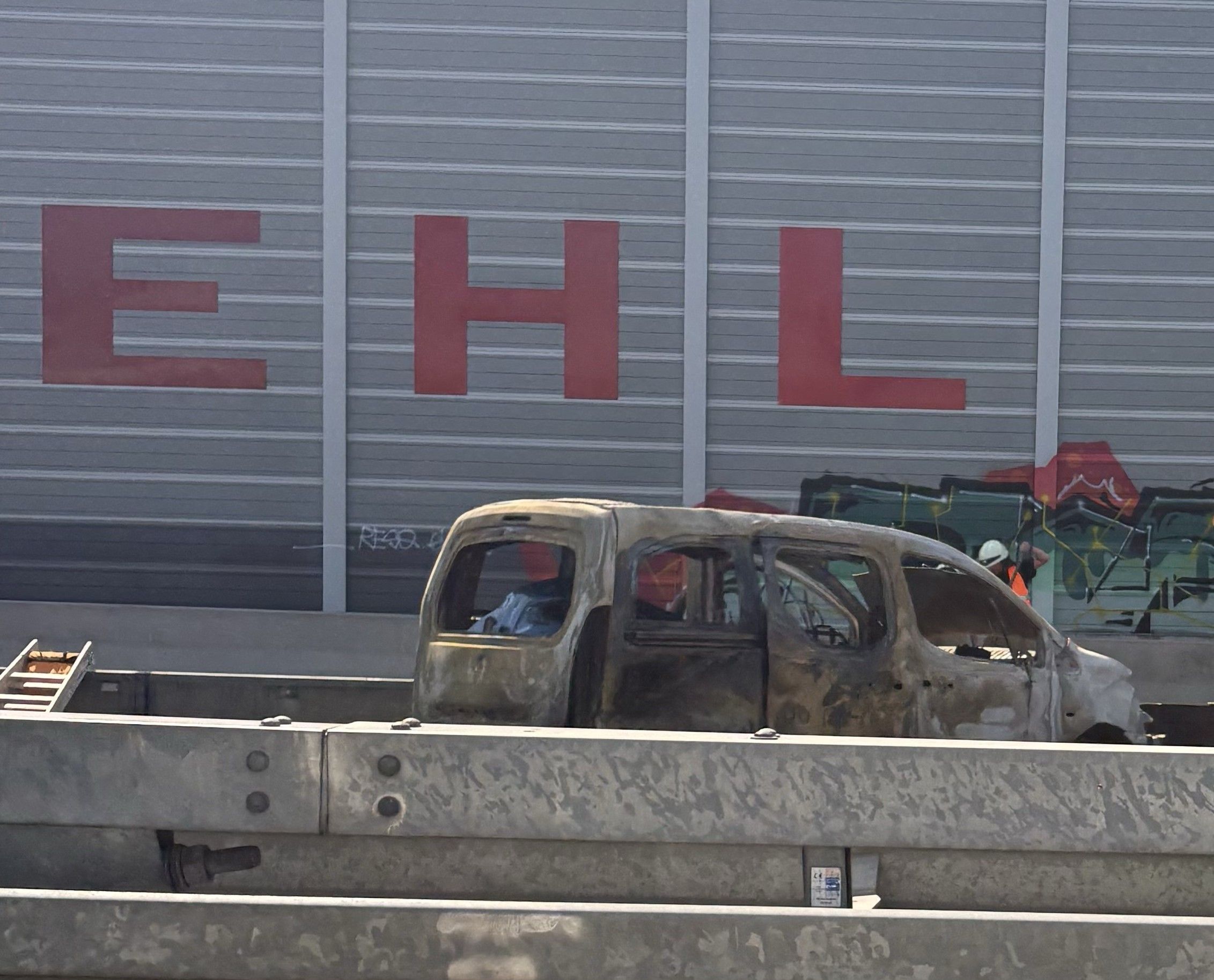 Ein ausgebranntes Auto führte am Montag zur zeitweisen Sperrung der Leverkusener Brücke und machte das Verkehrschaos auf dem Kölner Ring perfekt.