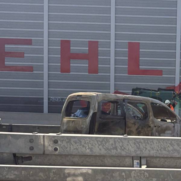 Ein ausgebranntes Auto führte am Montag zur zeitweisen Sperrung der Leverkusener Brücke und machte das Verkehrschaos auf dem Kölner Ring perfekt.