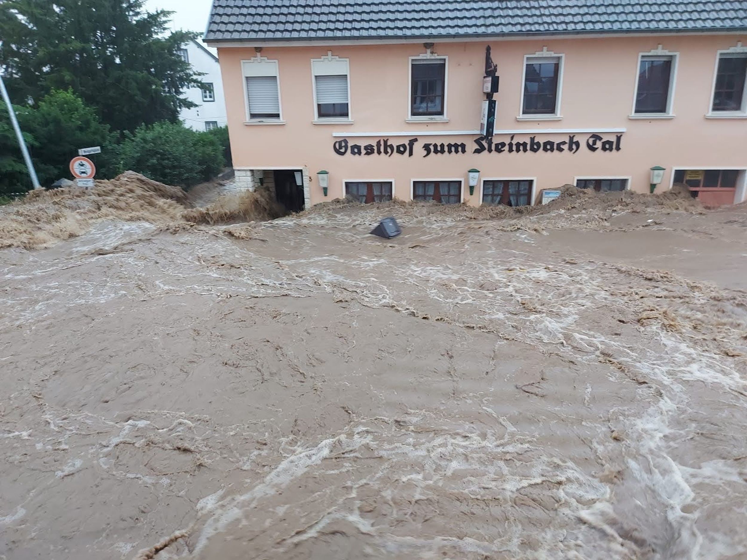 Der Sürstbach, sonst ein Rinnsal, ist in der Flutnacht zu einem reißenden Fluss mutiert.
