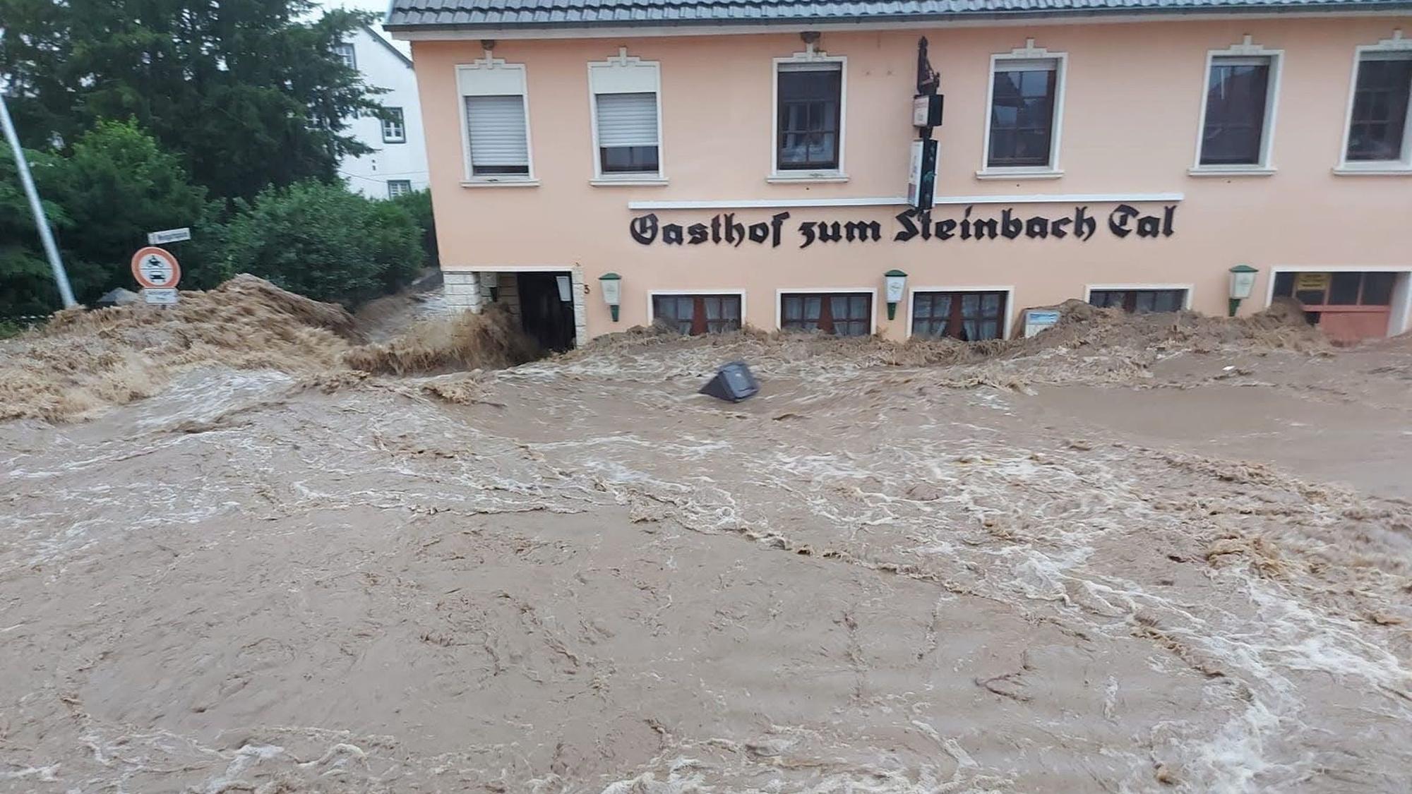 Das Bild zeigt das Hochwasser in Schweinheim. Es reicht fast an die Oberkante der Erdgeschossfenster des Gasthofs zum Steinbachtal.