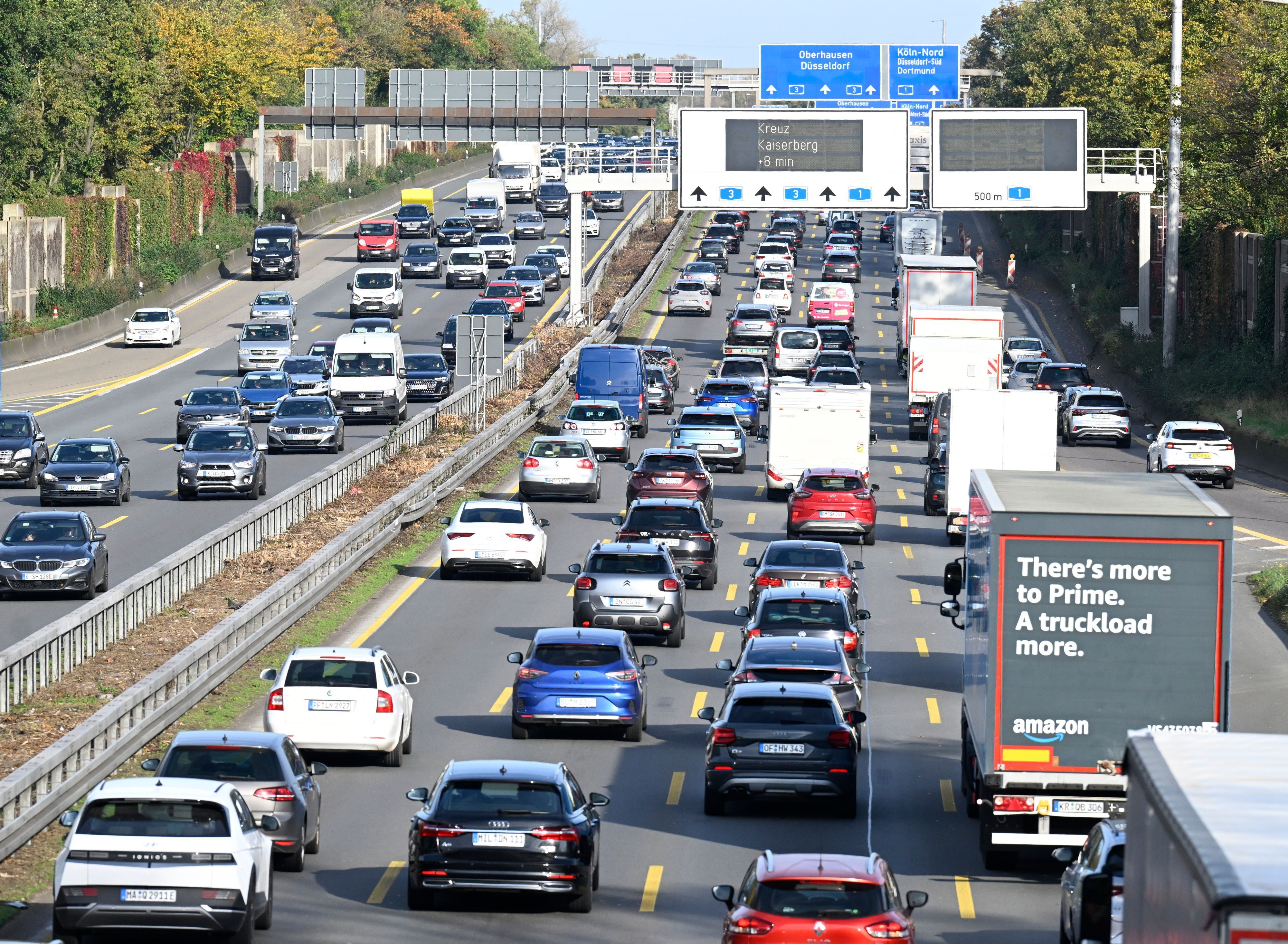 Fahrzeuge stauen sich am Leverkusener Kreuz.
