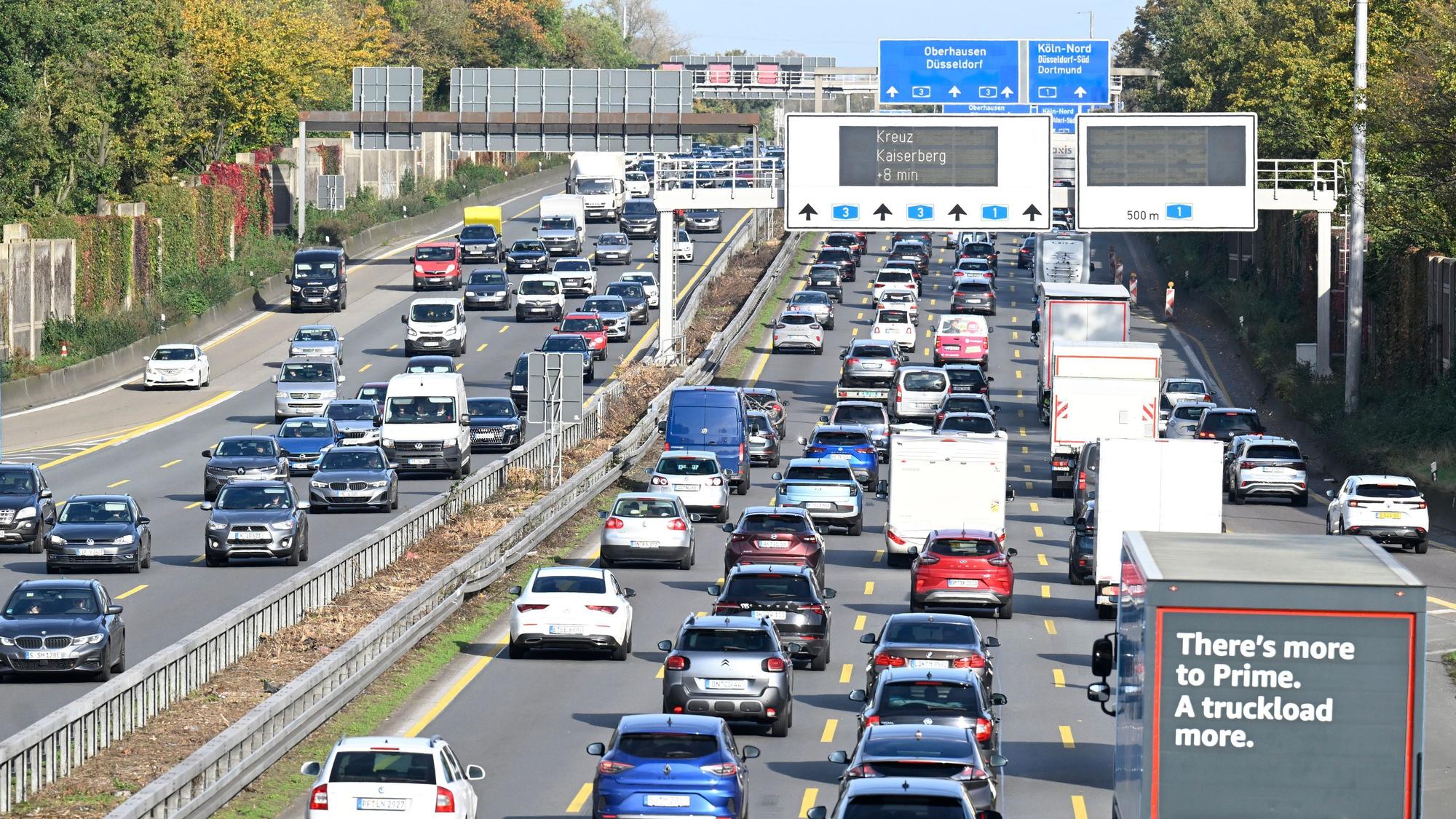 Fahrzeuge stauen sich am Leverkusener Kreuz.