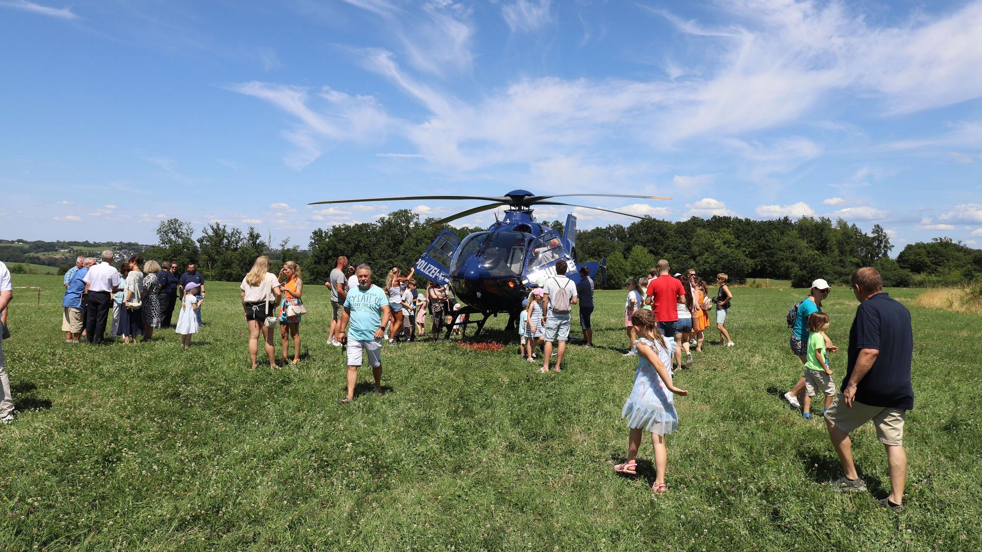 Rettungshubschrauber "Christoph 3" kam ebenfalls beim Feuerwehrfest Winterscheid für einen Besuch vorbei.