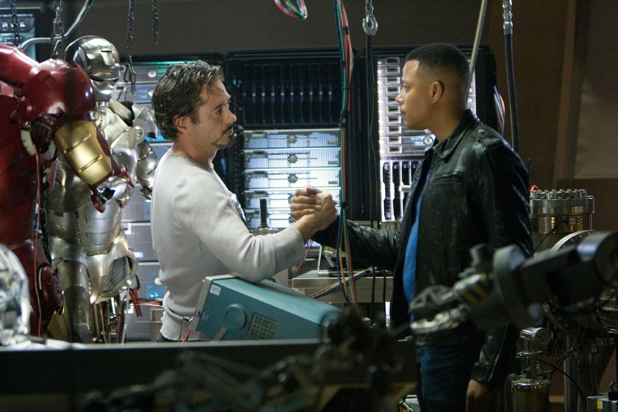Tony Stark (Robert Downey Jr., links) und Rhodey (Terrence Howard) wollen aus der Welt einen besseren Ort machen.
(Bild: 2008 MVL Film Rinance LLC.)