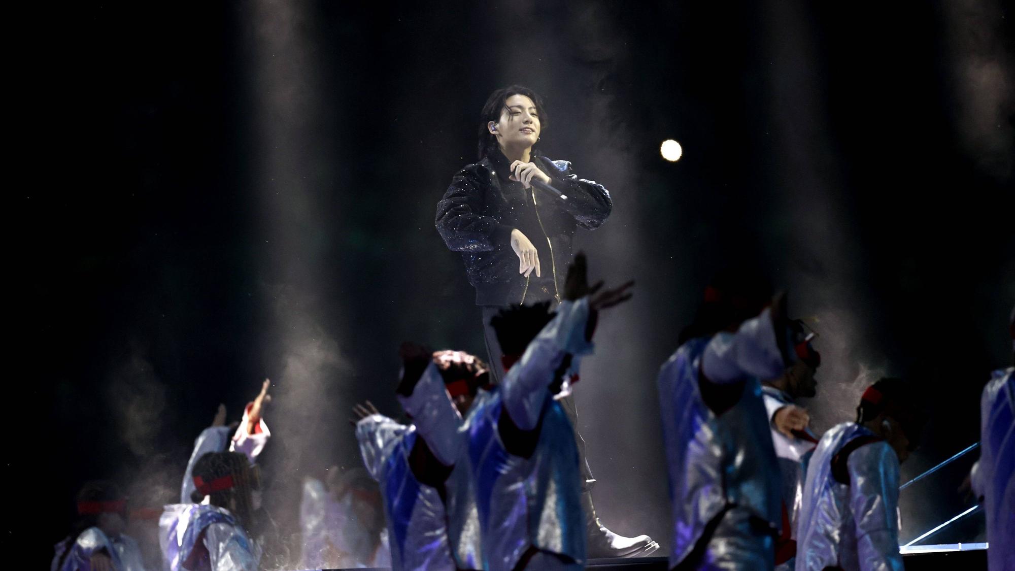 Sänger Jungkook von BTS bei einem Konzert.