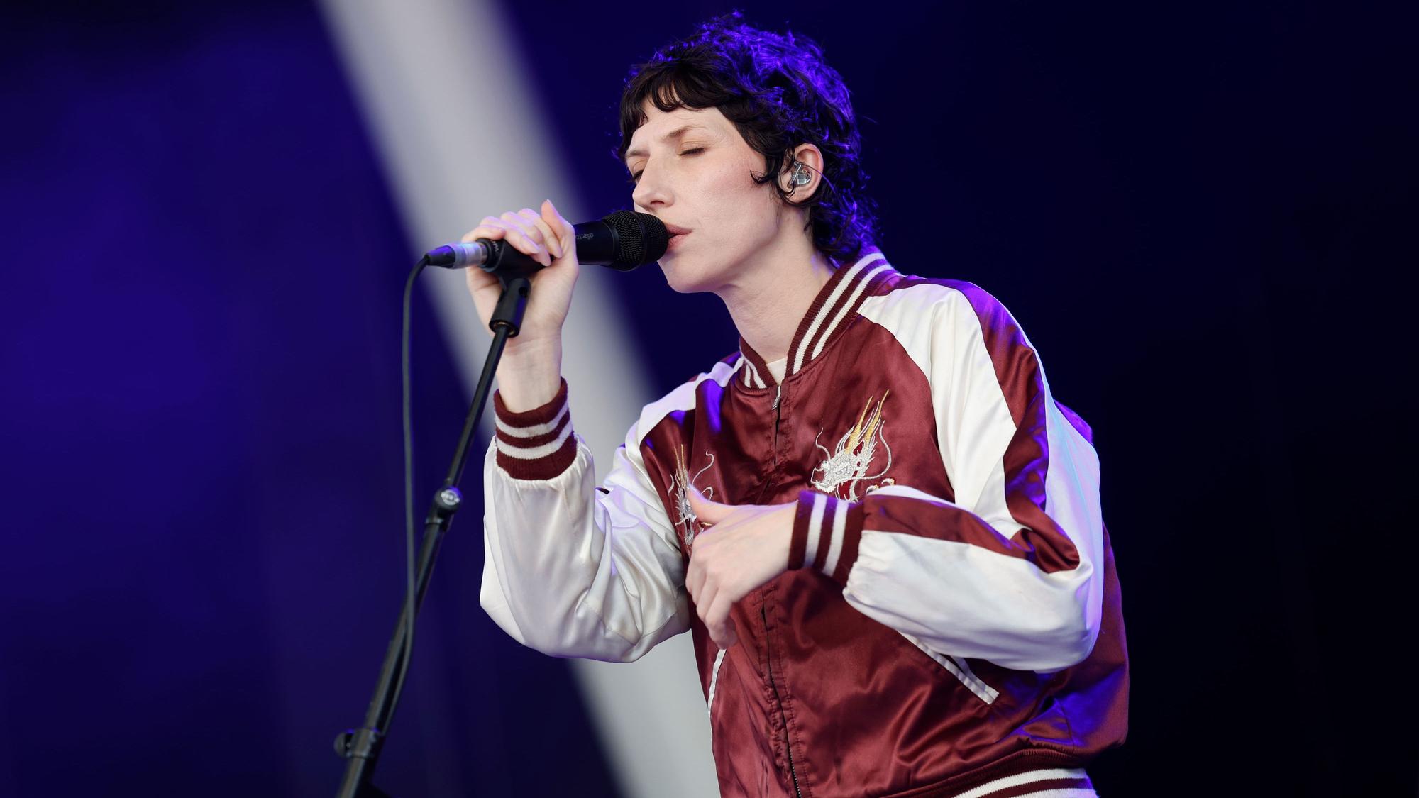 Die neuseeländische Sängerin Aldous Harding tritt beim Even-Flow-Festival im Kölner Tanzbrunnen auf.
