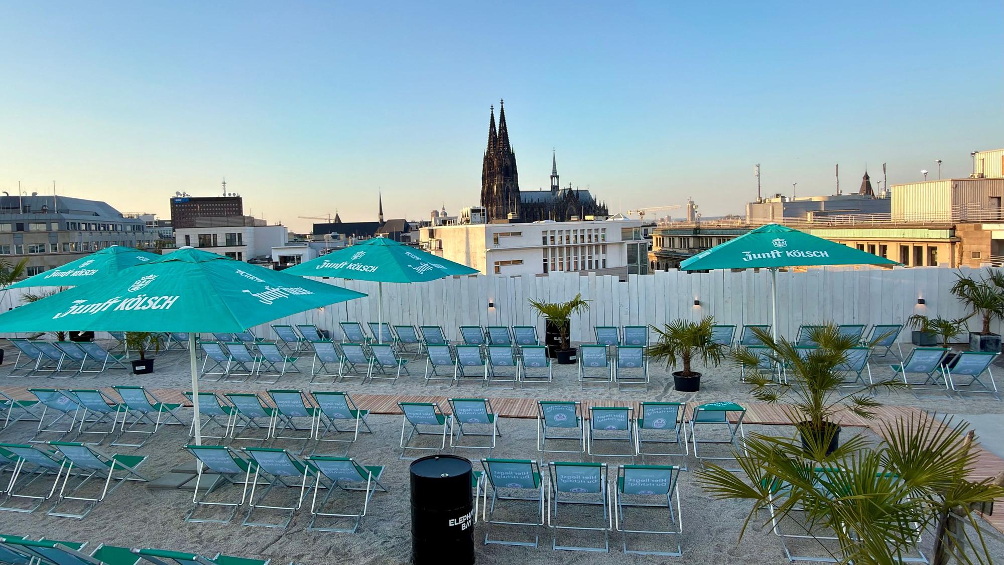 Die Sonnenscheinetage mit Strand, Palmen und Liegestühlen auf dem Galeria Kaufhof Dach.