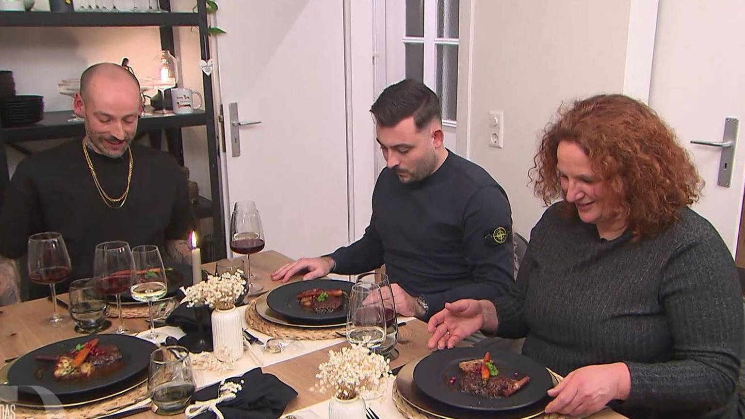Hauptgang-Vorfreude bei Sarah und Nick (links), nur Joshua wirkt skeptisch. (Bild: RTL)