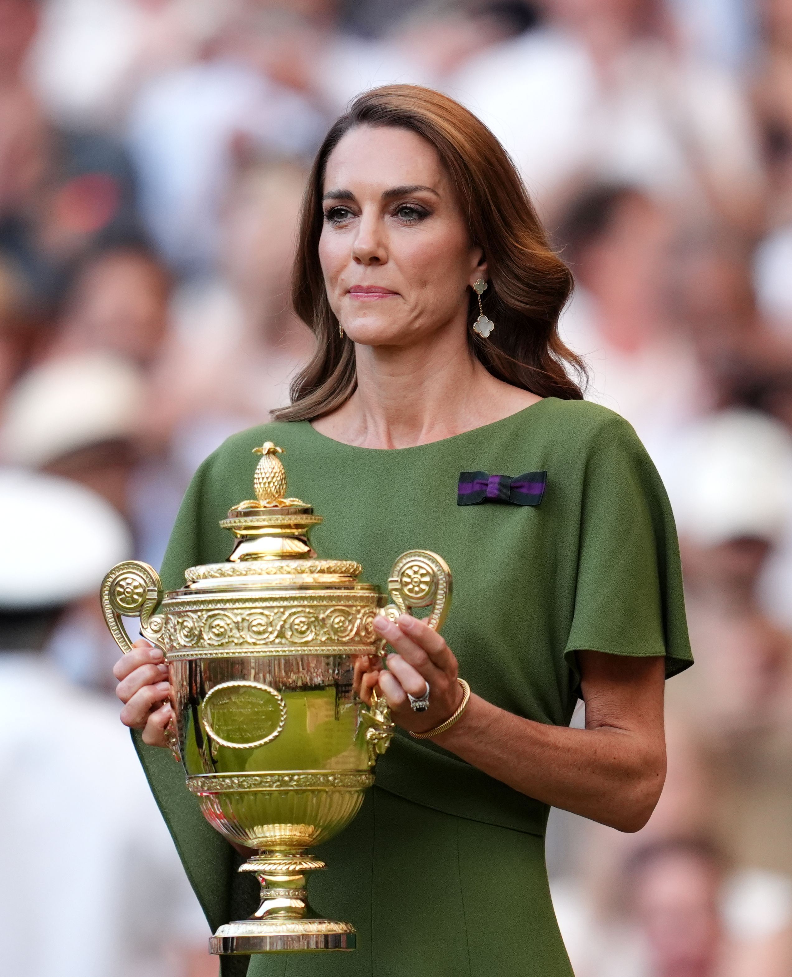 Prinzessin Kate hält die Trophäe, bevor sie diese an den Sieger Jannik Sinner überreicht.