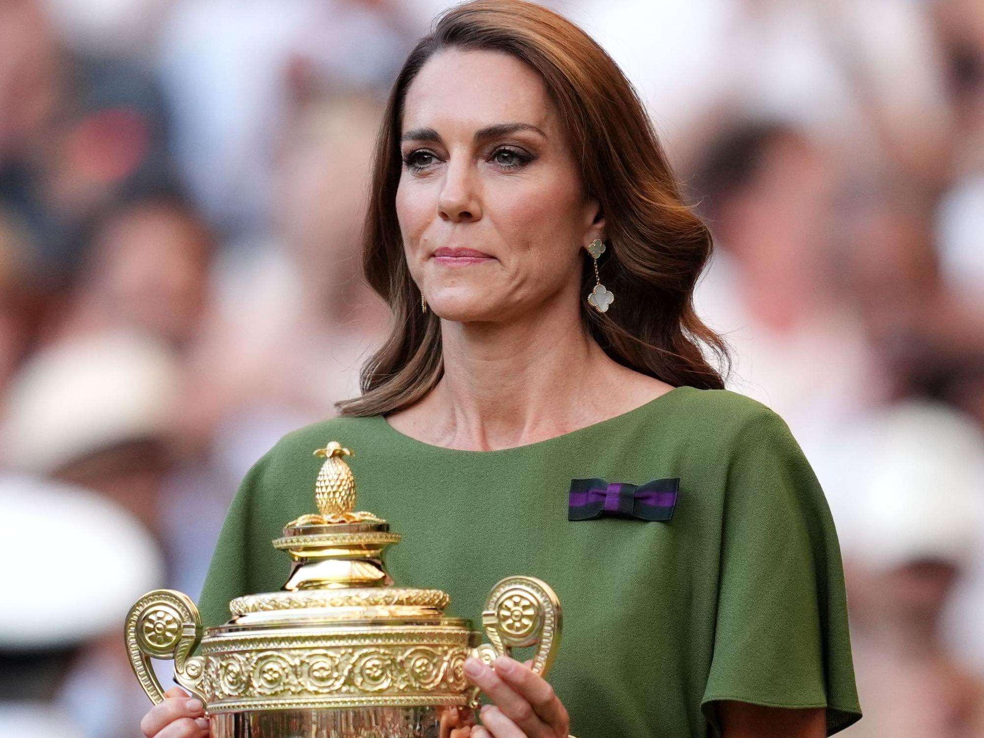 Prinzessin Kate hält die Trophäe, bevor sie diese an den Sieger Jannik Sinner überreicht.