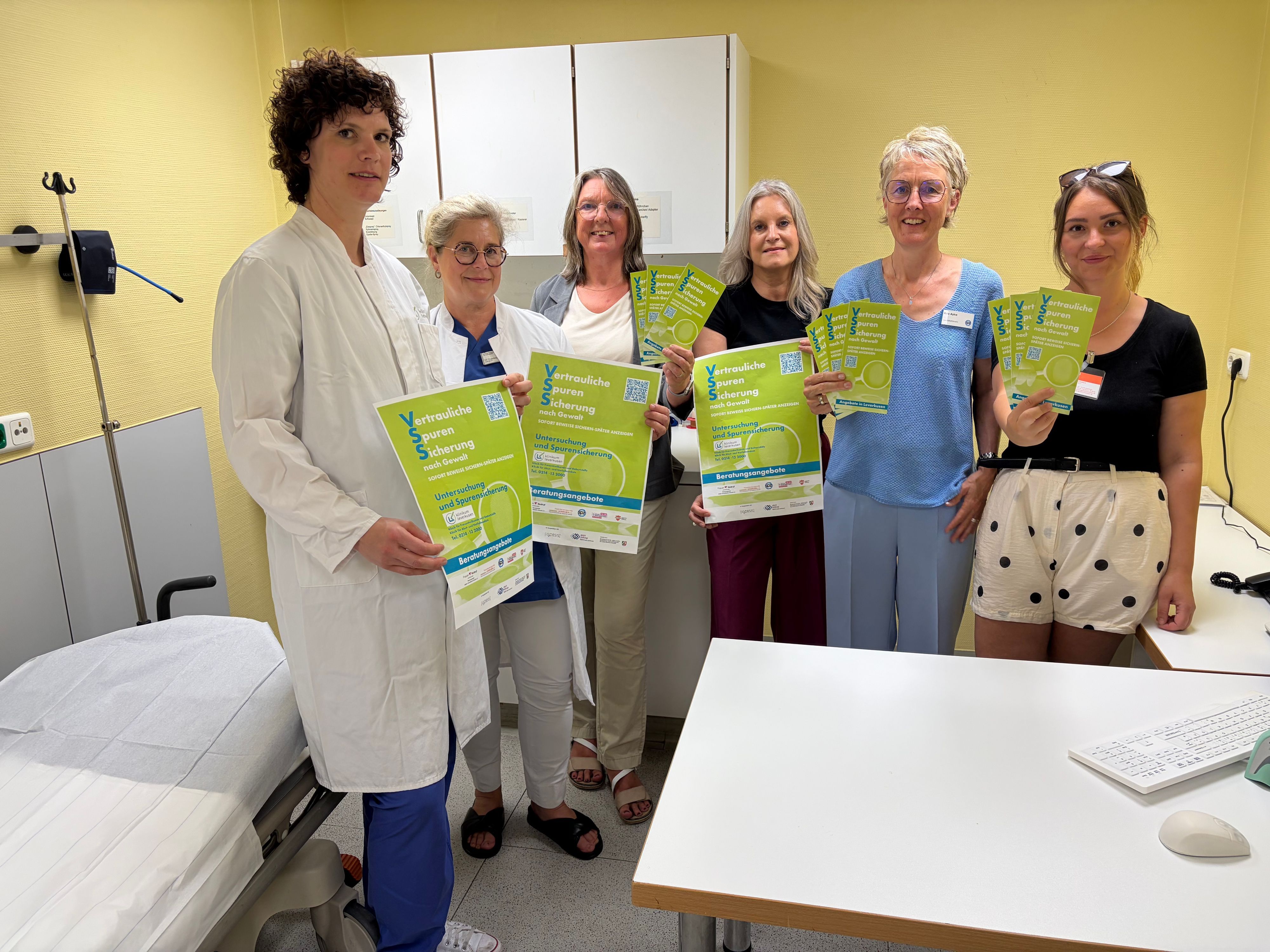 Sichern eine vertrauliche Spurensicherung für alle Geschlechter nach jeglicher Gewalt zu: Cornelia Janzon (Oberärztin, v. l.), Gabriele Fries (Oberärztin), Andrea Ferwer (Frauennotruf), Cornelia Richrath (Gleichstellungsbeauftragte), Rita Apke (Sozialpsychiatrisches Zentrum) und Demet Incekara (Frauenberatungsstelle).