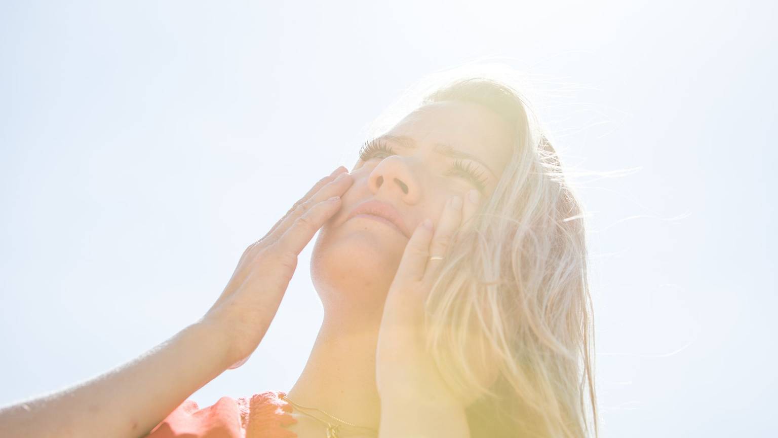 Gut geschützt? Um sich einen fiesen Sonnenbrand zu ersparen, hilft Sonnenmilch mit hohem Lichtschutzfaktor - und ein Umzug in den Schatten.