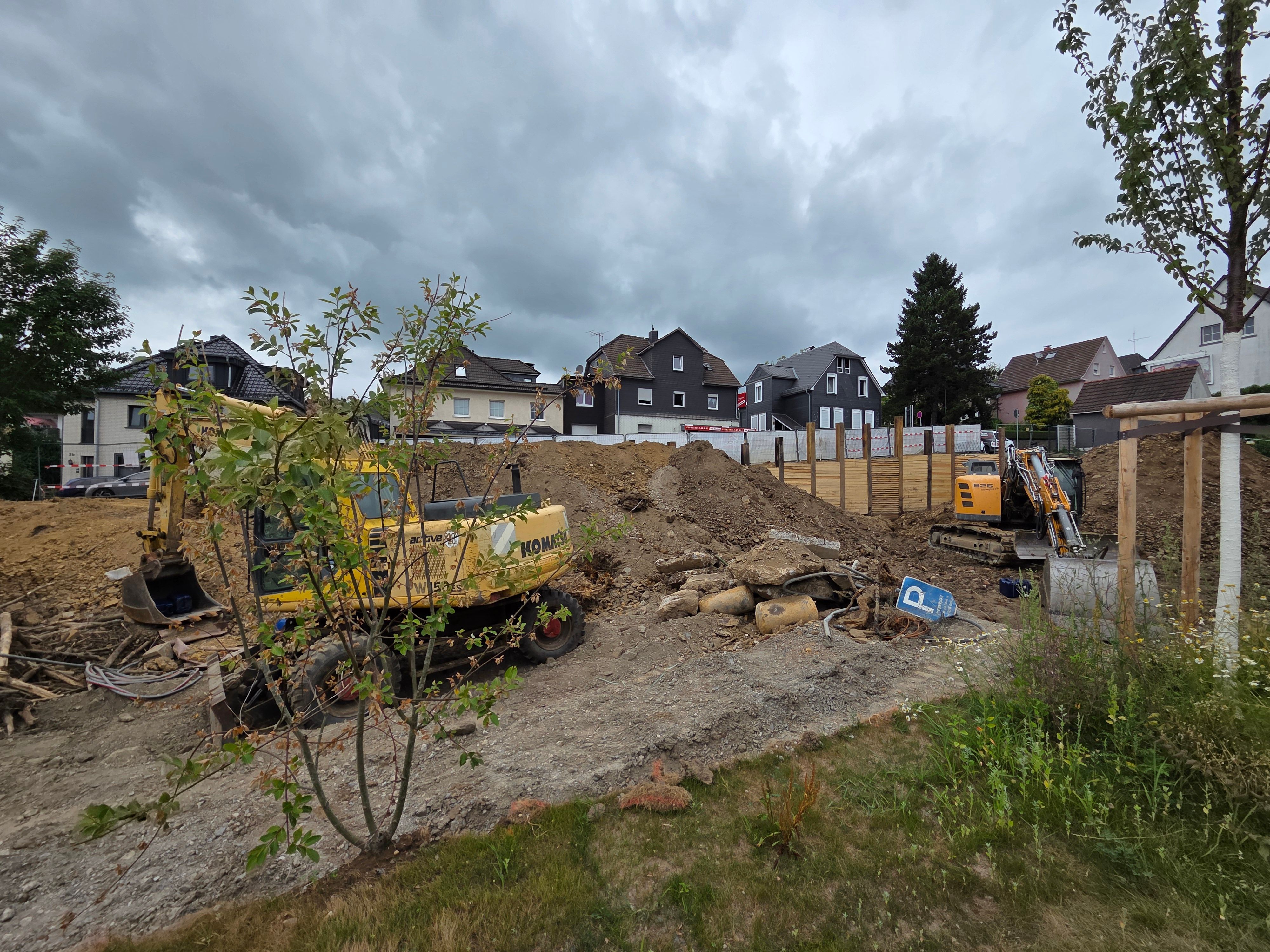 Zurzeit wird auf dem Grundstück unterhalb der Bahnhofstraße in Waldbröl die Arbeit an den Fundamenten für den Wohnkomplex „Merkur-Zeile“ vorbereitet.