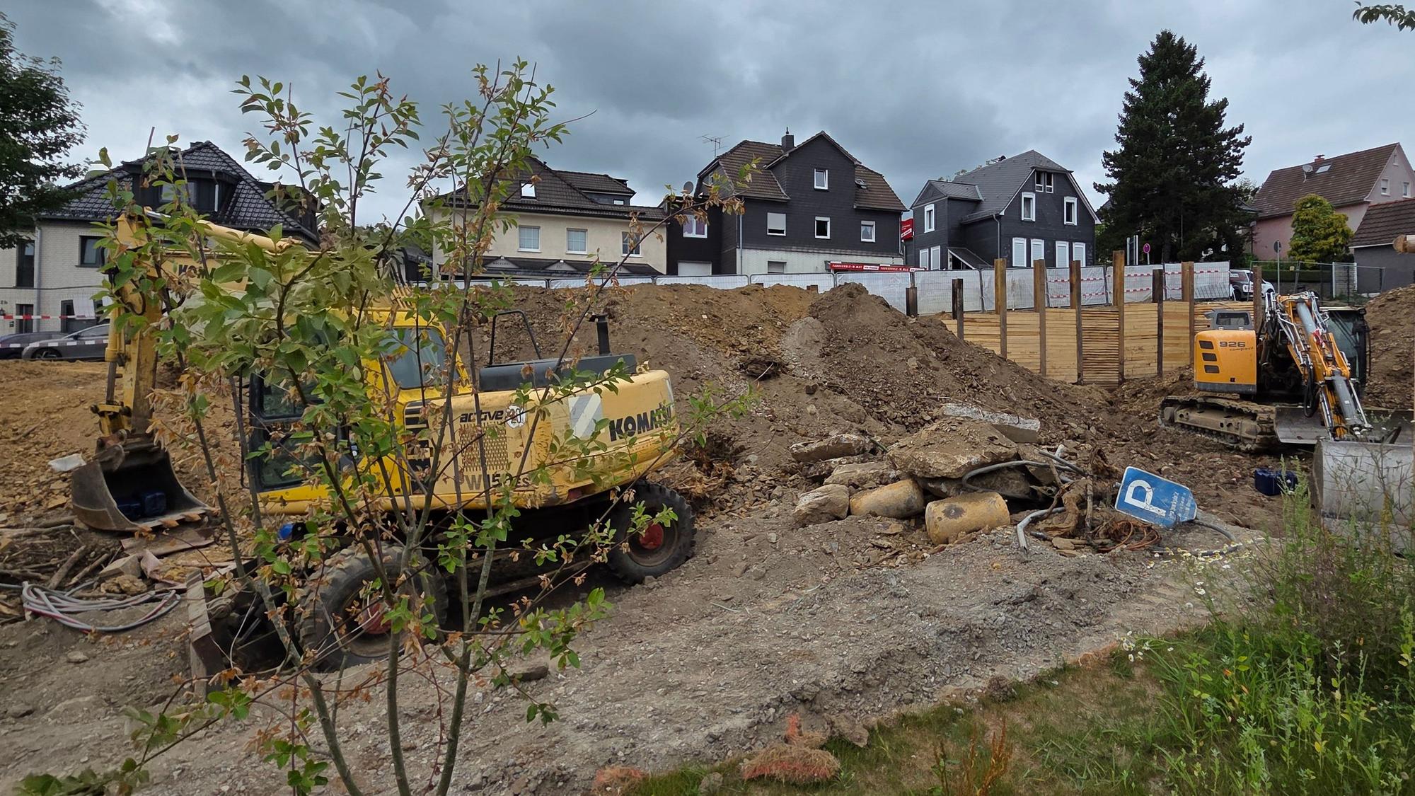 Zurzeit wird auf dem Grundstück unterhalb der Bahnhofstraße in Waldbröl die Arbeit an den Fundamenten für den Wohnkomplex „Merkur-Zeile“ vorbereitet.