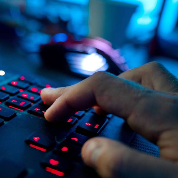 Ein Mann sitzt am Rechner und tippt auf einer Tastatur. NRW will die kommunale IT-Infrastruktur einheitlicher gestalten.