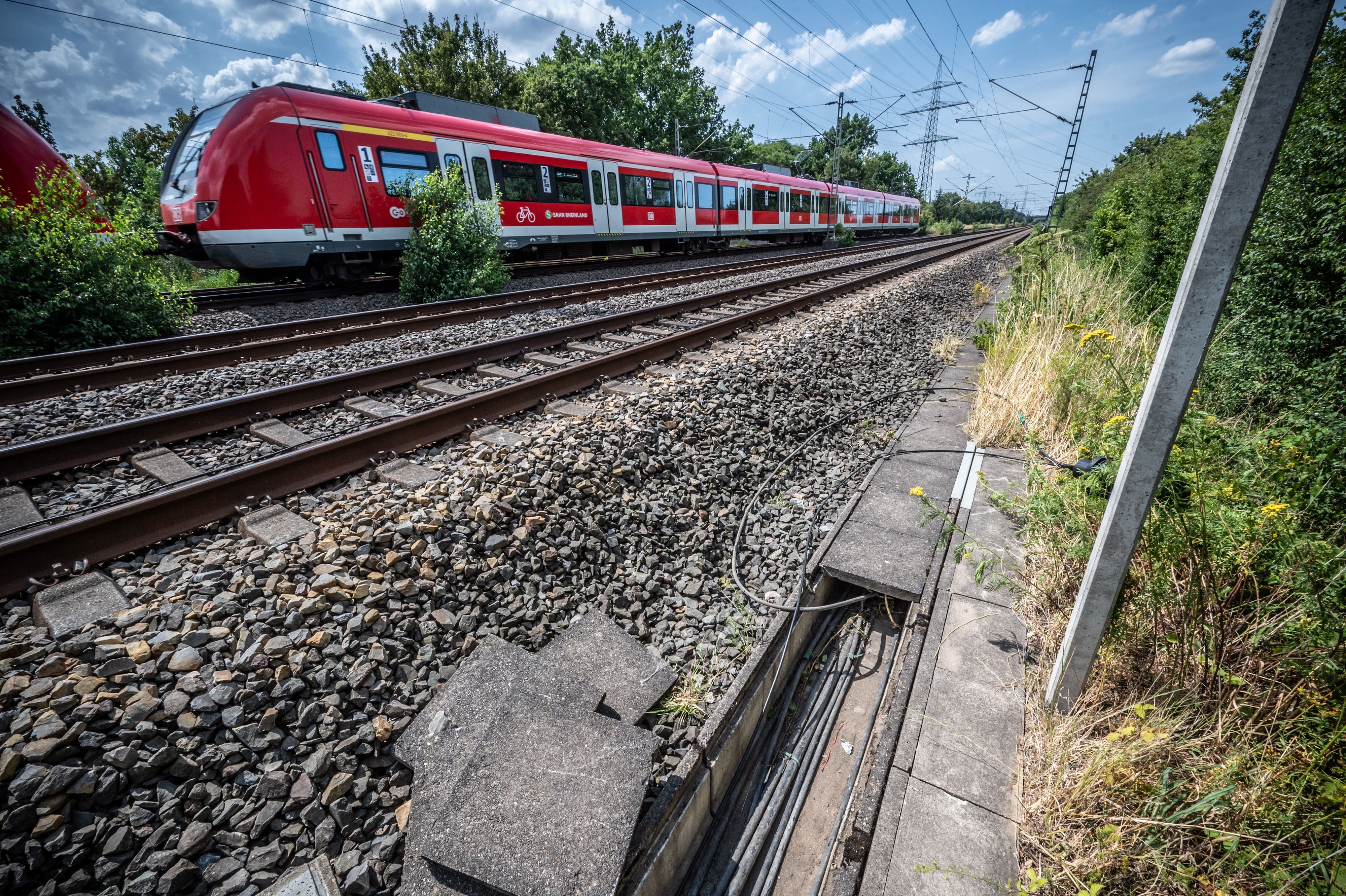 An der Strecke zwischen Leverkusen und Langenfeld haben Unbekannte einen Brandanschlag auf die Kabel im Kabelschacht verübt, der den Zugverkehr lahmlegte.