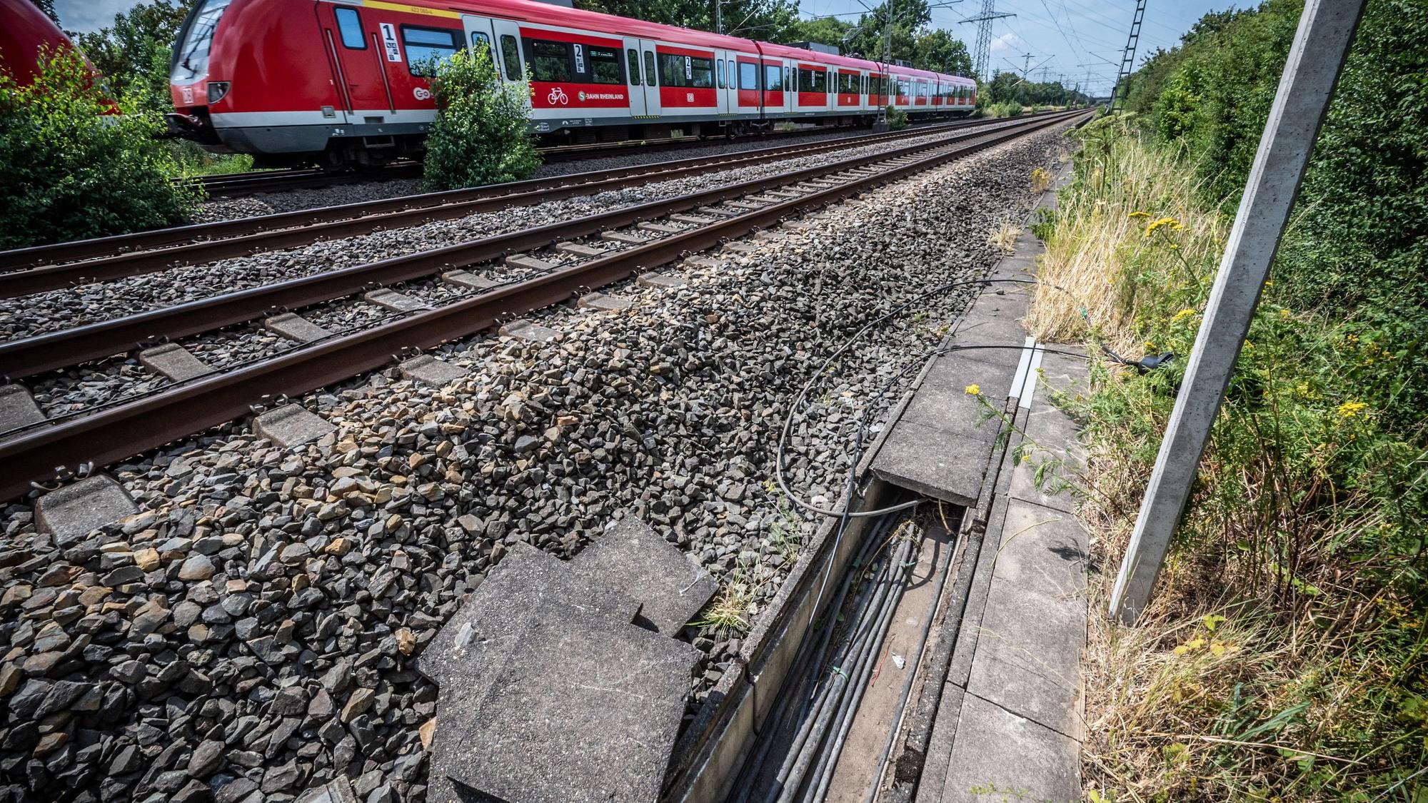 An der Strecke zwischen Leverkusen und Langenfeld haben Unbekannte einen Brandanschlag auf die Kabel im Kabelschacht verübt, der den Zugverkehr lahmlegte.