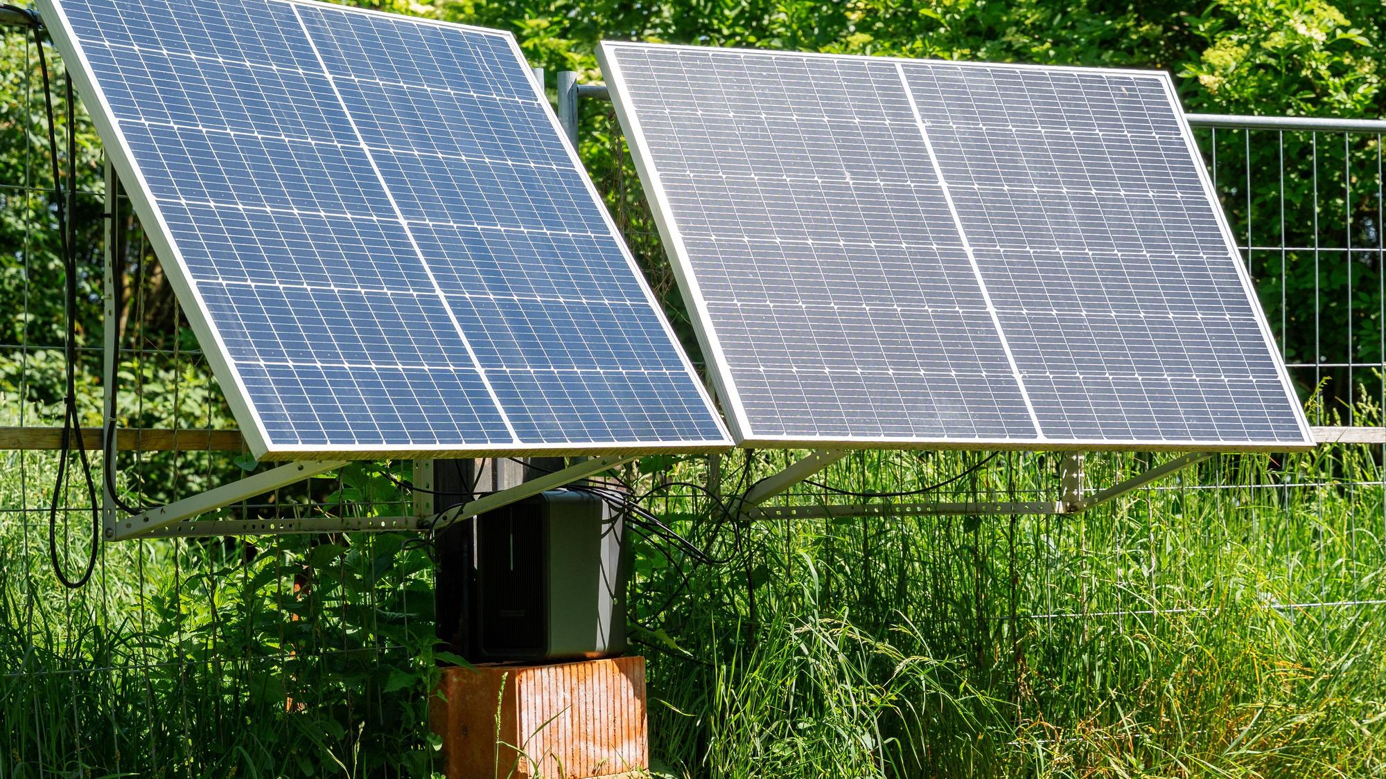 Solarpanels und Batteriespeicher im Garten