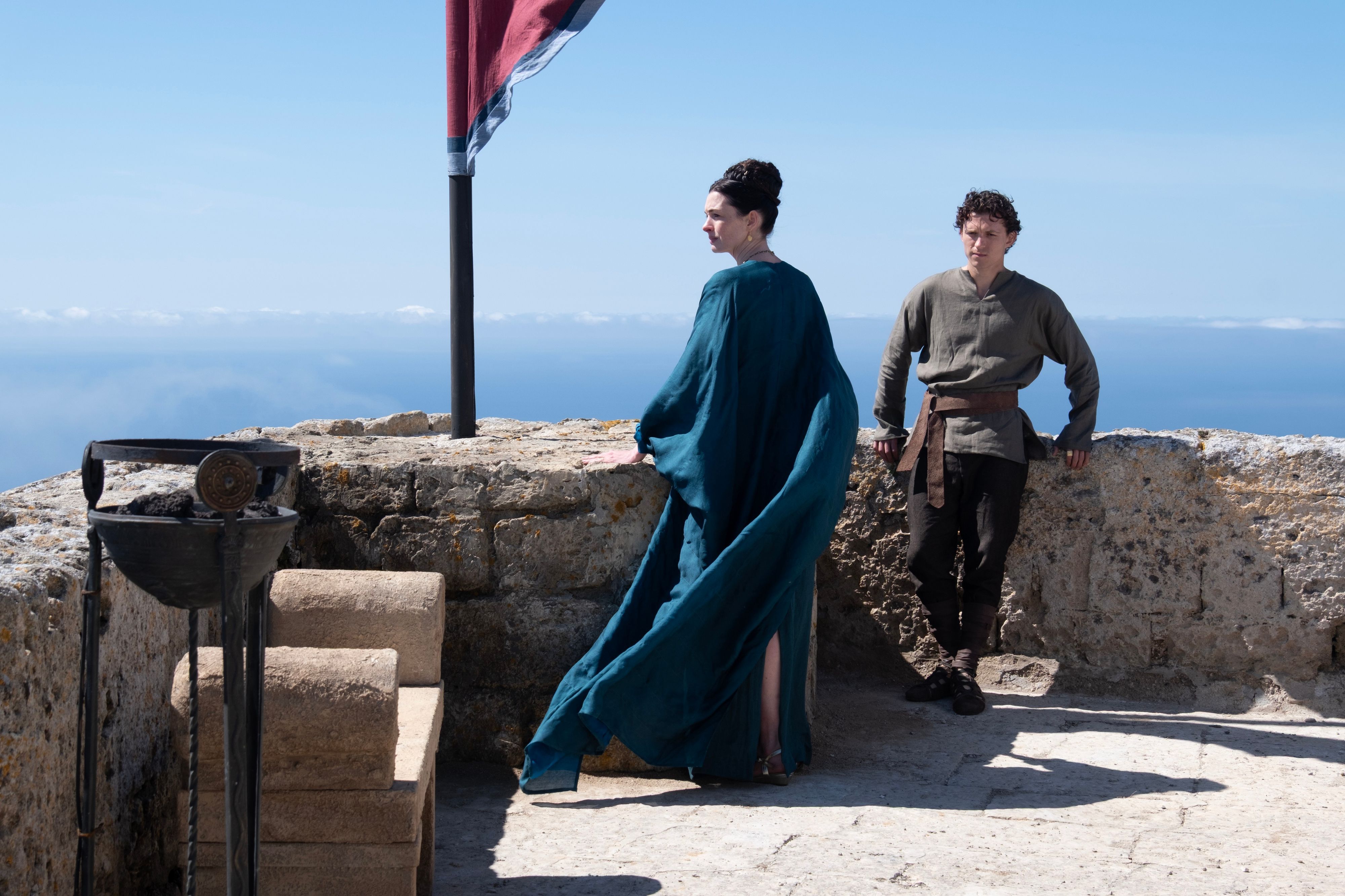Von links nach rechts: Anne Hathaway spielt Penelope und Tom Holland spielt Telemachos in „Die Odyssee“, geschrieben, produziert und inszeniert von Christopher Nolan.