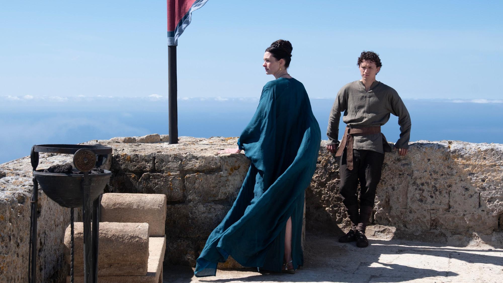 Von links nach rechts: Anne Hathaway spielt Penelope und Tom Holland spielt Telemachos in „Die Odyssee“, geschrieben, produziert und inszeniert von Christopher Nolan.