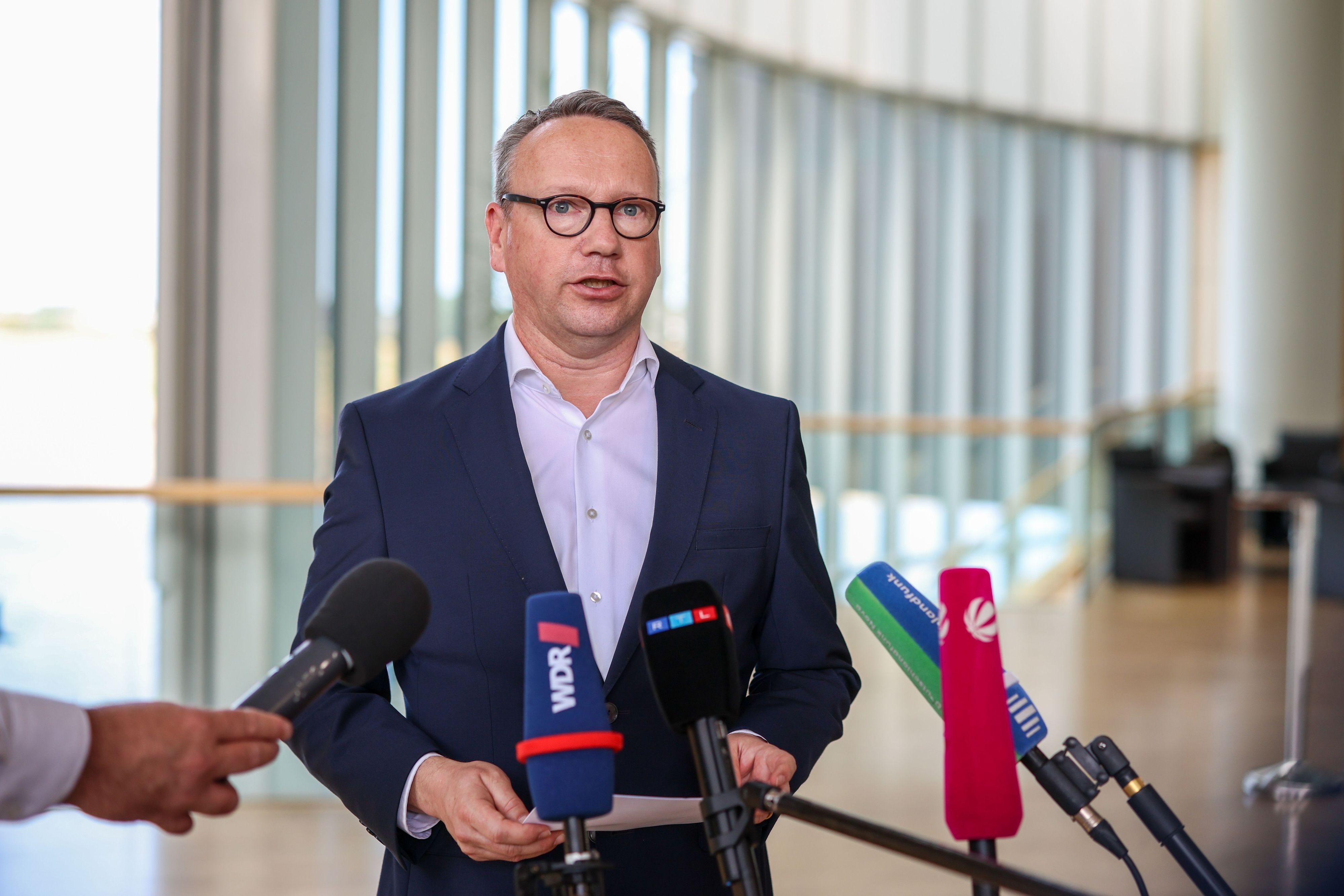 14.07.2026, Nordrhein-Westfalen, Düsseldorf: Benjamin Limbach (Bündnis 90/Die Grünen), Minister der Justiz des Landes Nordrhein-Westfalen, spricht bei einem Pressestatement in der Wandelhalle des Landtags NRW zu Journalisten. Foto: Christoph Reichwein/dpa +++ dpa-Bildfunk +++