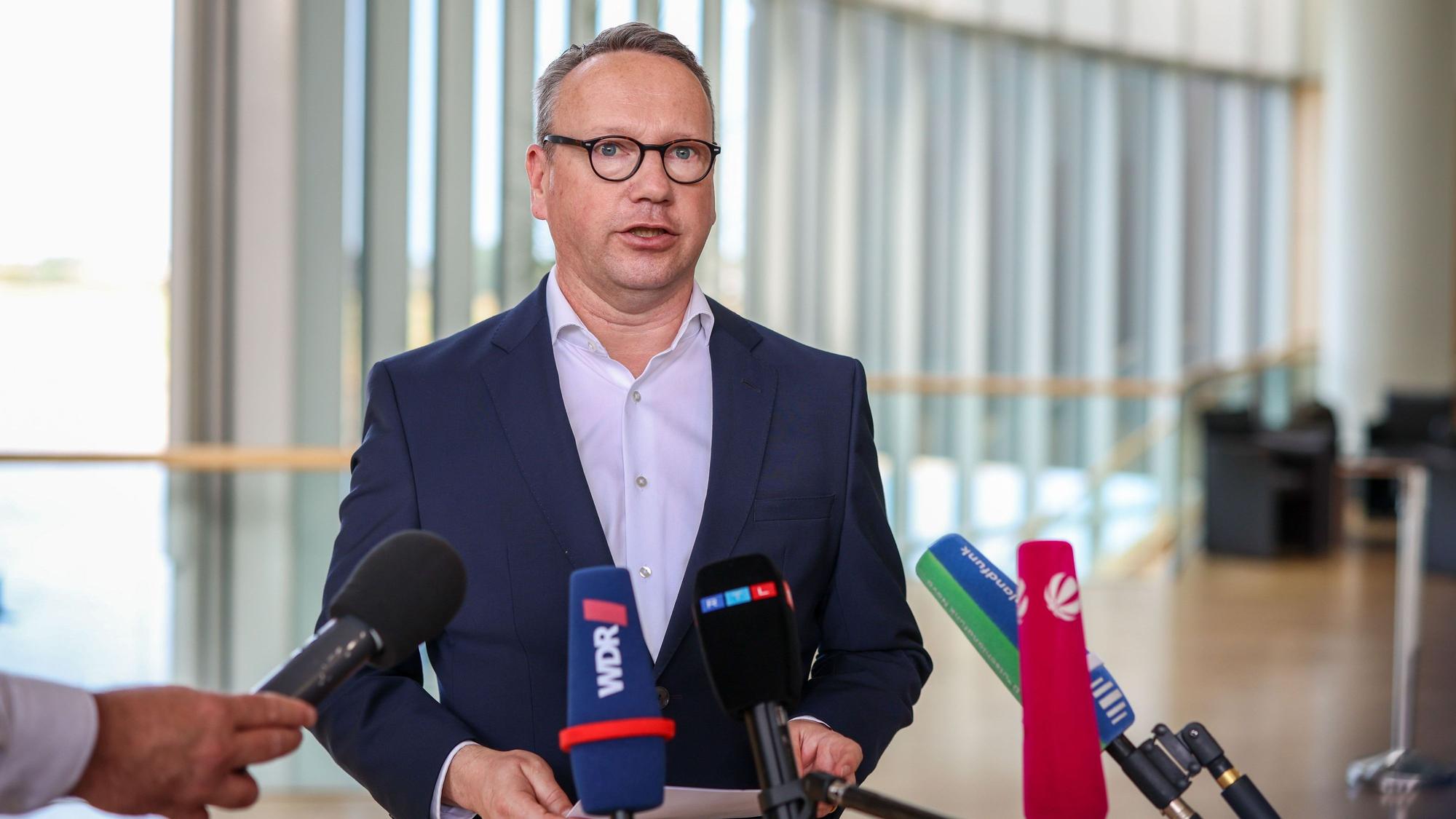 14.07.2026, Nordrhein-Westfalen, Düsseldorf: Benjamin Limbach (Bündnis 90/Die Grünen), Minister der Justiz des Landes Nordrhein-Westfalen, spricht bei einem Pressestatement in der Wandelhalle des Landtags NRW zu Journalisten. Foto: Christoph Reichwein/dpa +++ dpa-Bildfunk +++