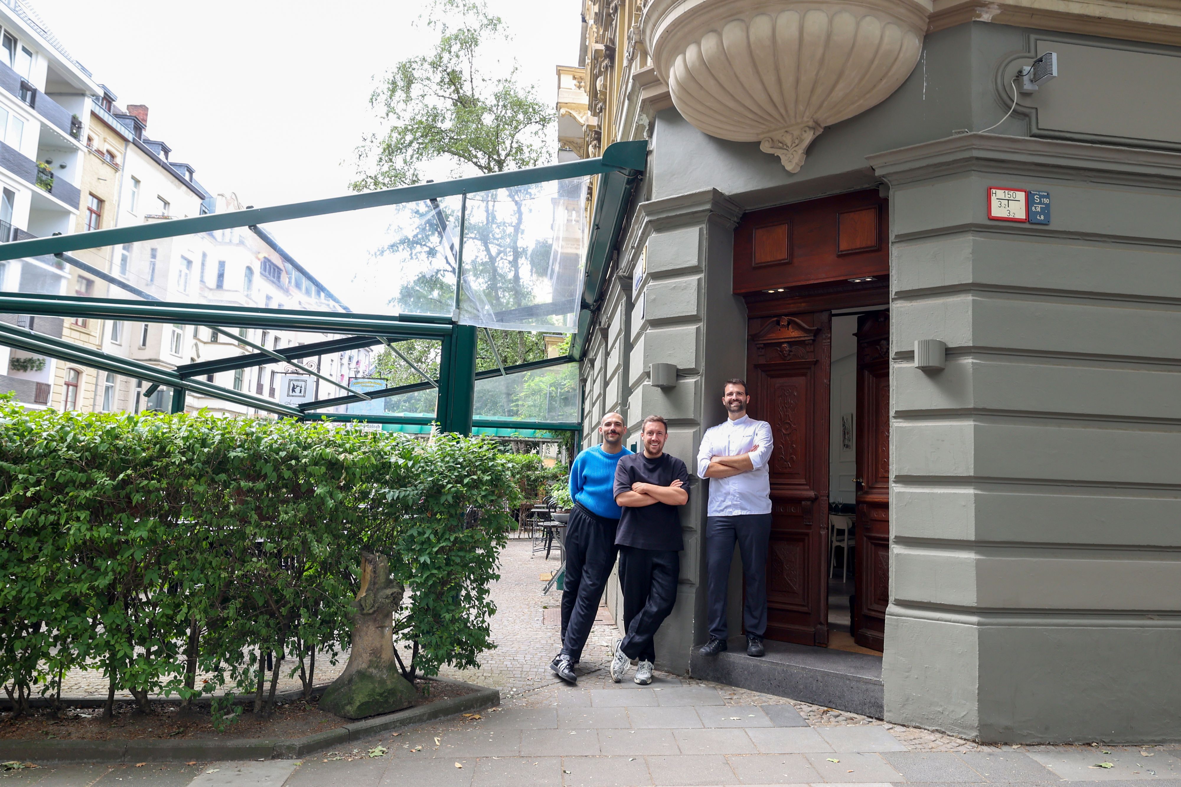 Ein neues Restaurant ist im alten Standort vom „Geschwisterglück“ (davor Fischermanns) eingezogen. Hannes Kruschina, Nicolas Gottschalk und Alexander Jansen haben es eröffnet.