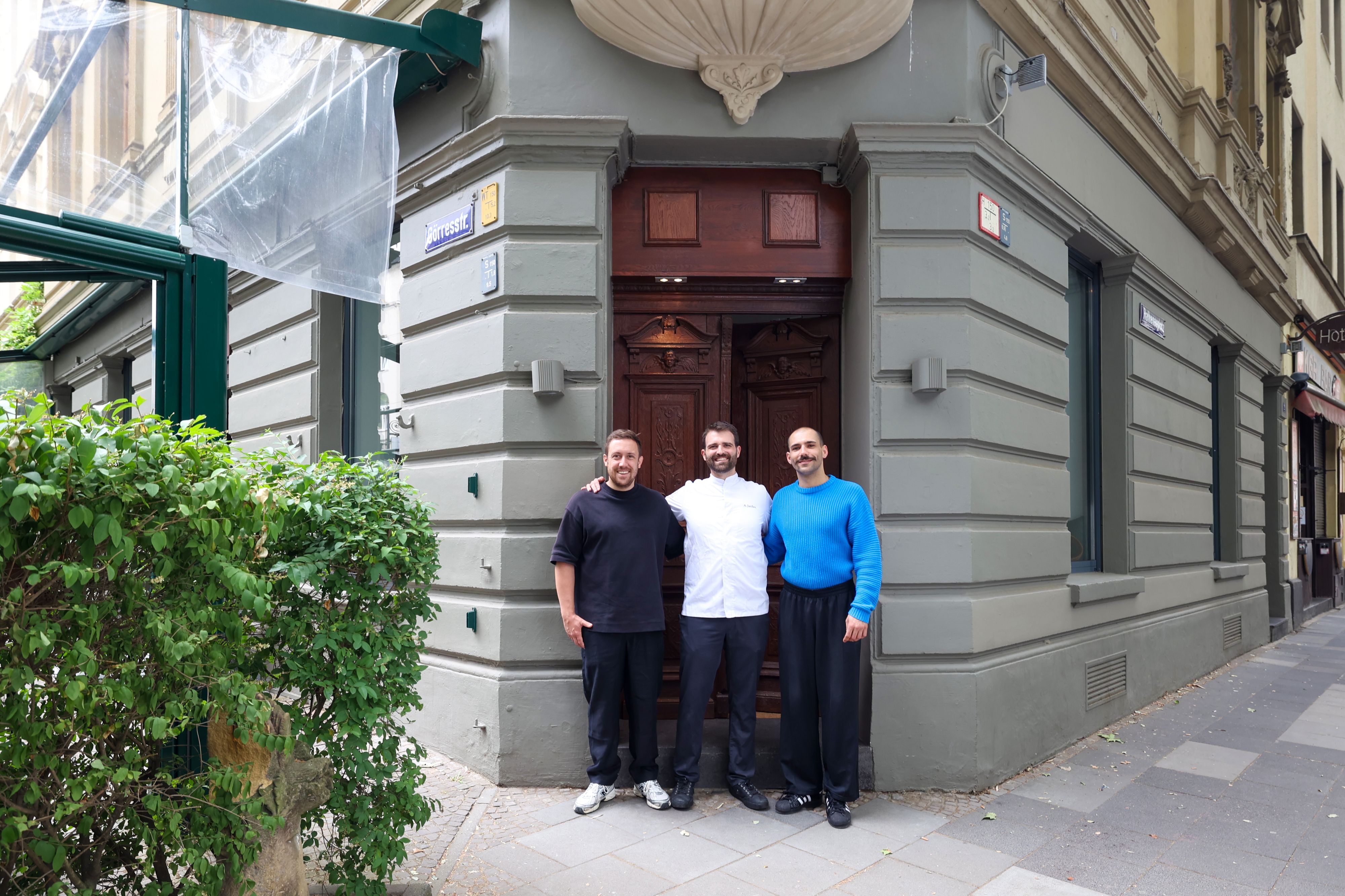 Die drei Köpfe hinter der Brasserie Santé: Nicolas Gottschalk, Alexander Jansen und Hannes Kruschina vor der Eingangstür.