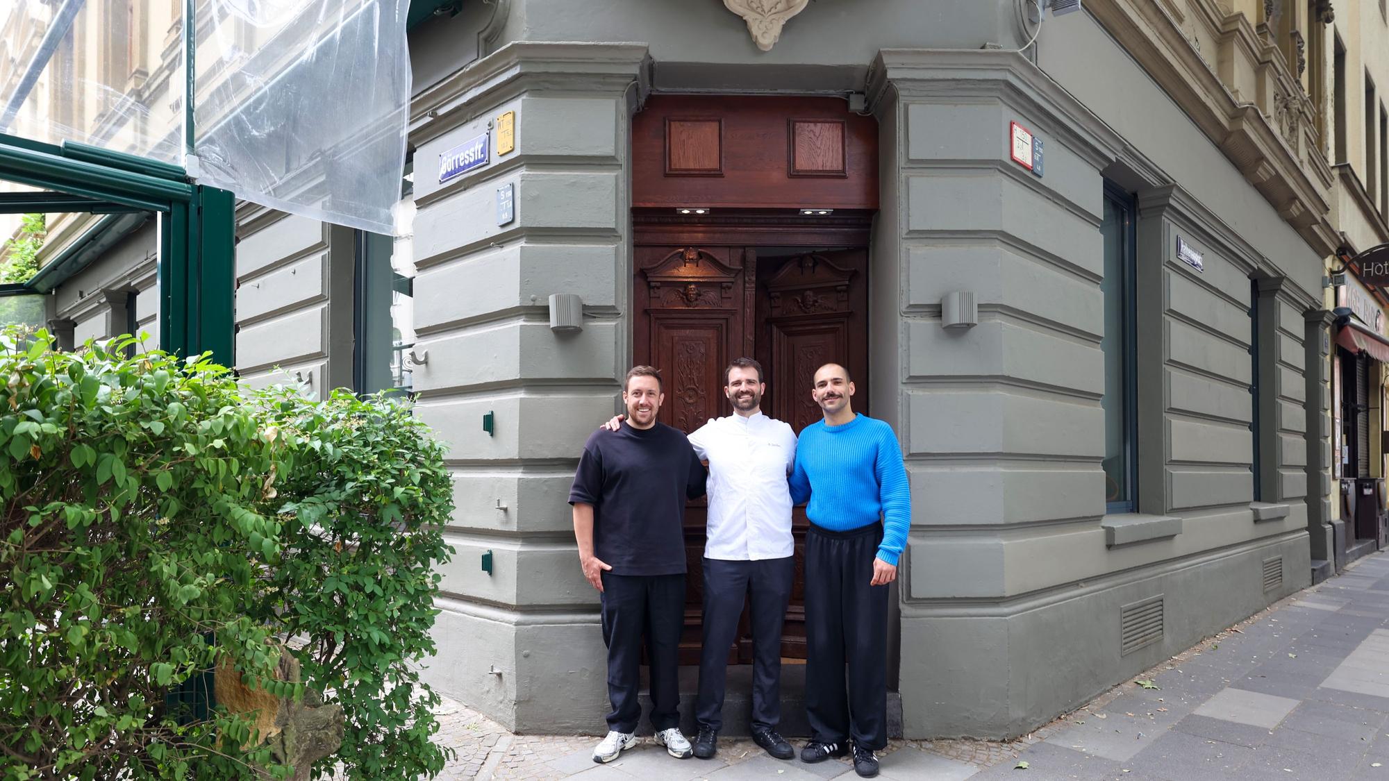 Die drei Köpfe hinter der Brasserie Santé: Nicolas Gottschalk, Alexander Jansen und Hannes Kruschina vor der Eingangstür.