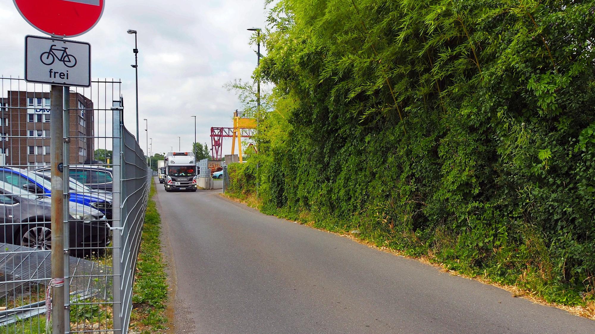 Der Neuer Weyerstraßerweg in Zollstock ist eng und soll seit mehr als zwei Jahrzehnten ausgebaut werden.