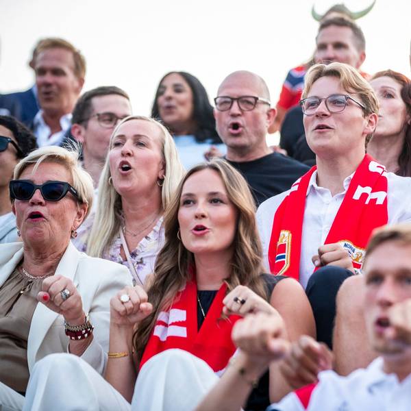 Prinzessin Ingrid Alexandra von Norwegen (Mitte links) und ihr Bruder Prinz Sverre Magnus (Mitte rechts) feiern gemeinsam mit Fans auf dem Schlossplatz in Oslo die Rückkehr der norwegischen Nationalmannschaft.