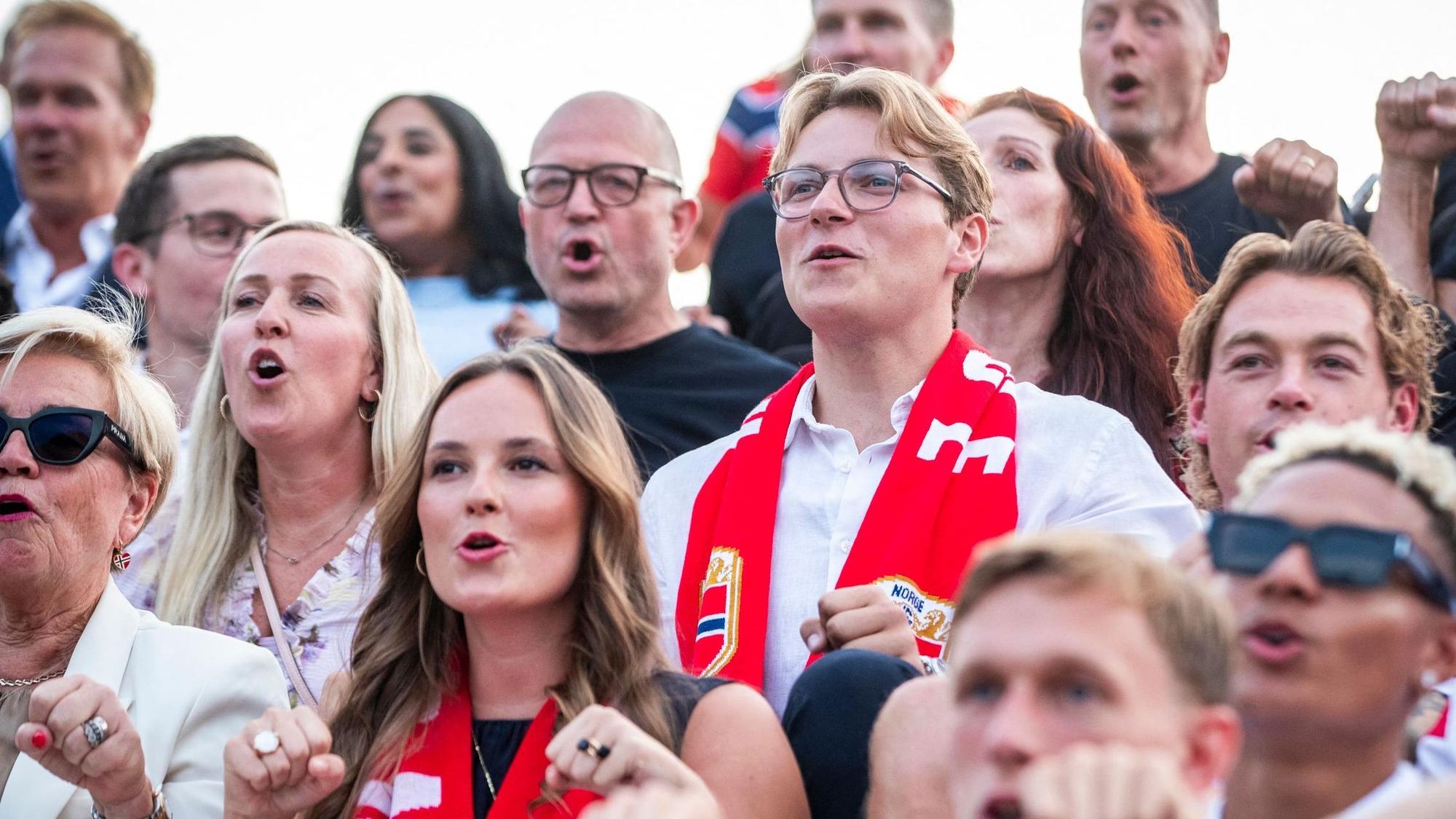 Prinzessin Ingrid Alexandra von Norwegen (Mitte links) und ihr Bruder Prinz Sverre Magnus (Mitte rechts) feiern gemeinsam mit Fans auf dem Schlossplatz in Oslo die Rückkehr der norwegischen Nationalmannschaft.