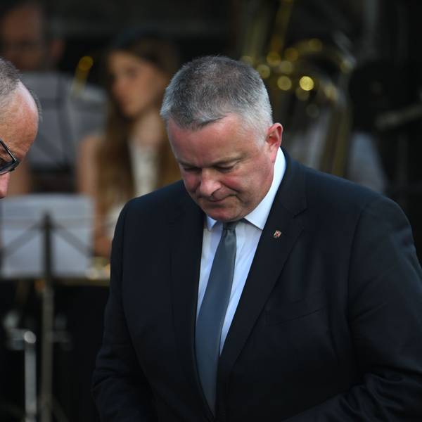 Gordon Schnieder (CDU, r), Ministerpräsident von Rheinland-Pfalz, und Bundeskanzler Friedrich Merz (CDU) stehen am Rande der zentralen Gedenkveranstaltung zum fünften Jahrestag der Flutkatastrophe im Ahrtal auf dem Marktplatz nebeneinander.