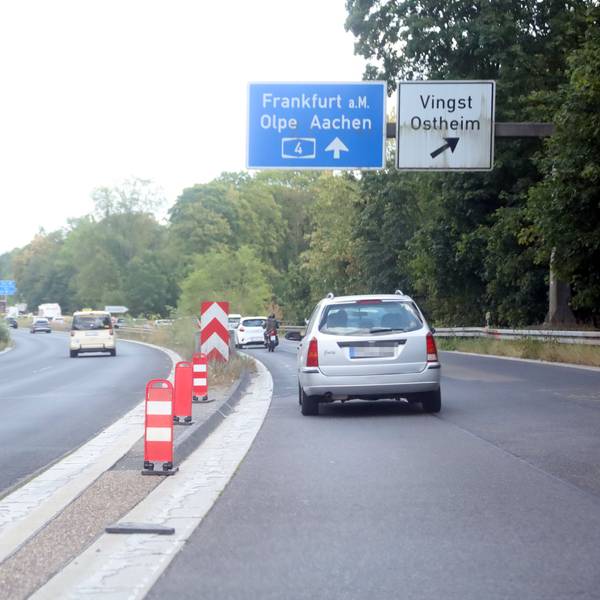 An einer Unfallstelle in Köln stehen rote Warnbaken. Am 3. Juli 2026 ist dort ein Motorradfahrer tödlich verunglückt.