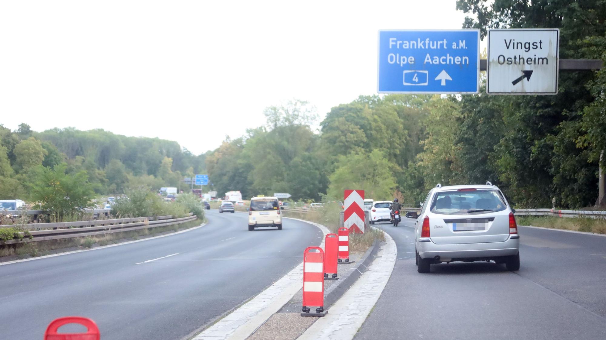 An einer Unfallstelle in Köln stehen rote Warnbaken. Am 3. Juli 2026 ist dort ein Motorradfahrer tödlich verunglückt.
