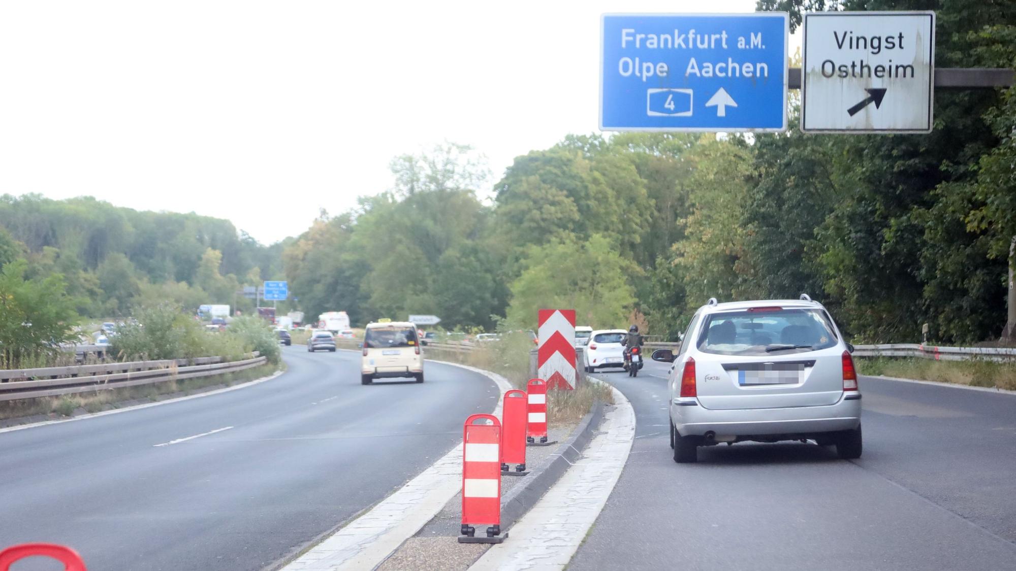 An einer Unfallstelle in Köln stehen rote Warnbaken. Am 3. Juli 2026 ist dort ein Motorradfahrer tödlich verunglückt.