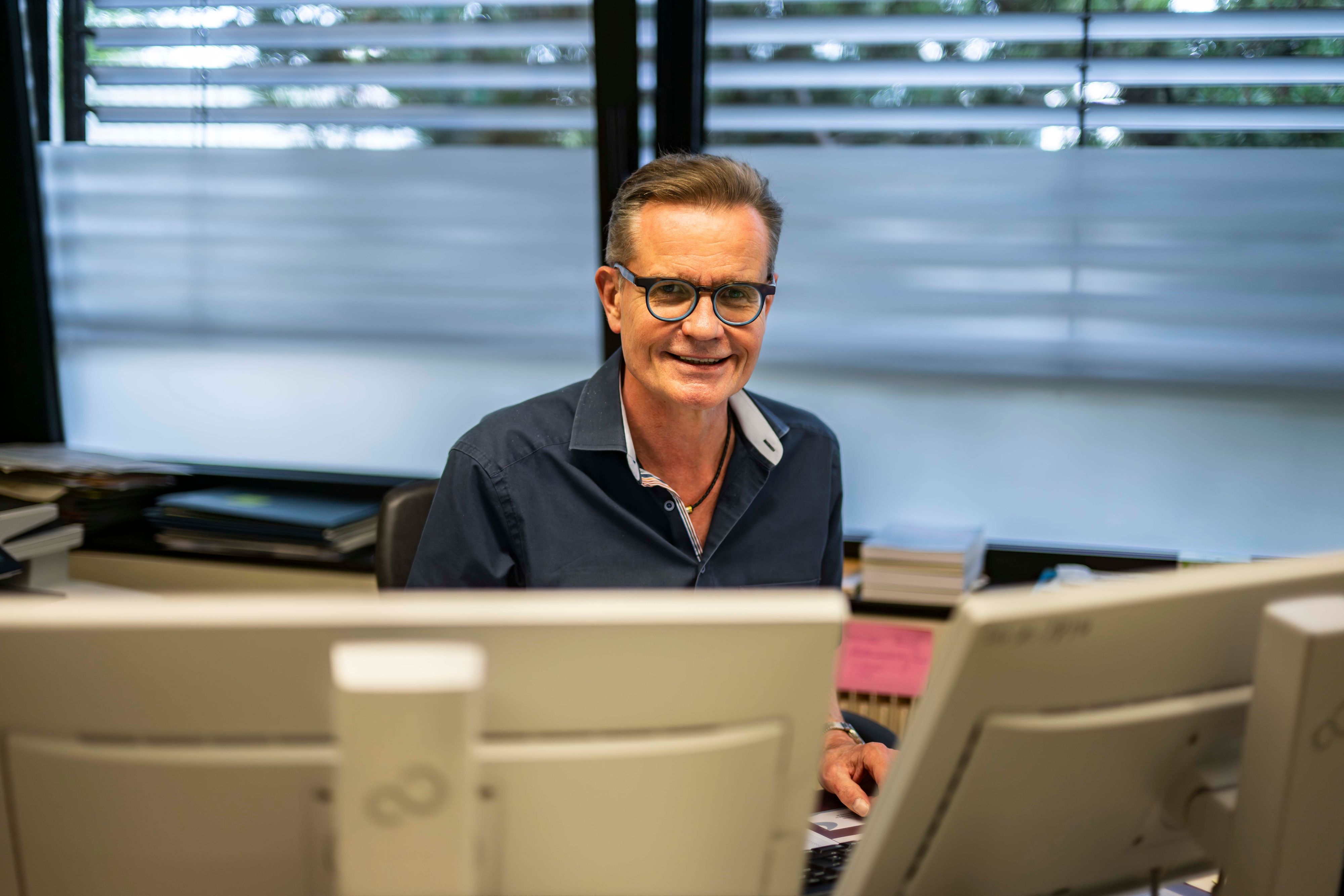 Das Bild zeigt Stephan Steinhoff hinter seinem Computer.