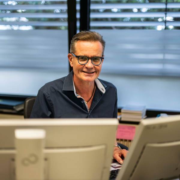 Das Bild zeigt Stephan Steinhoff hinter seinem Computer.