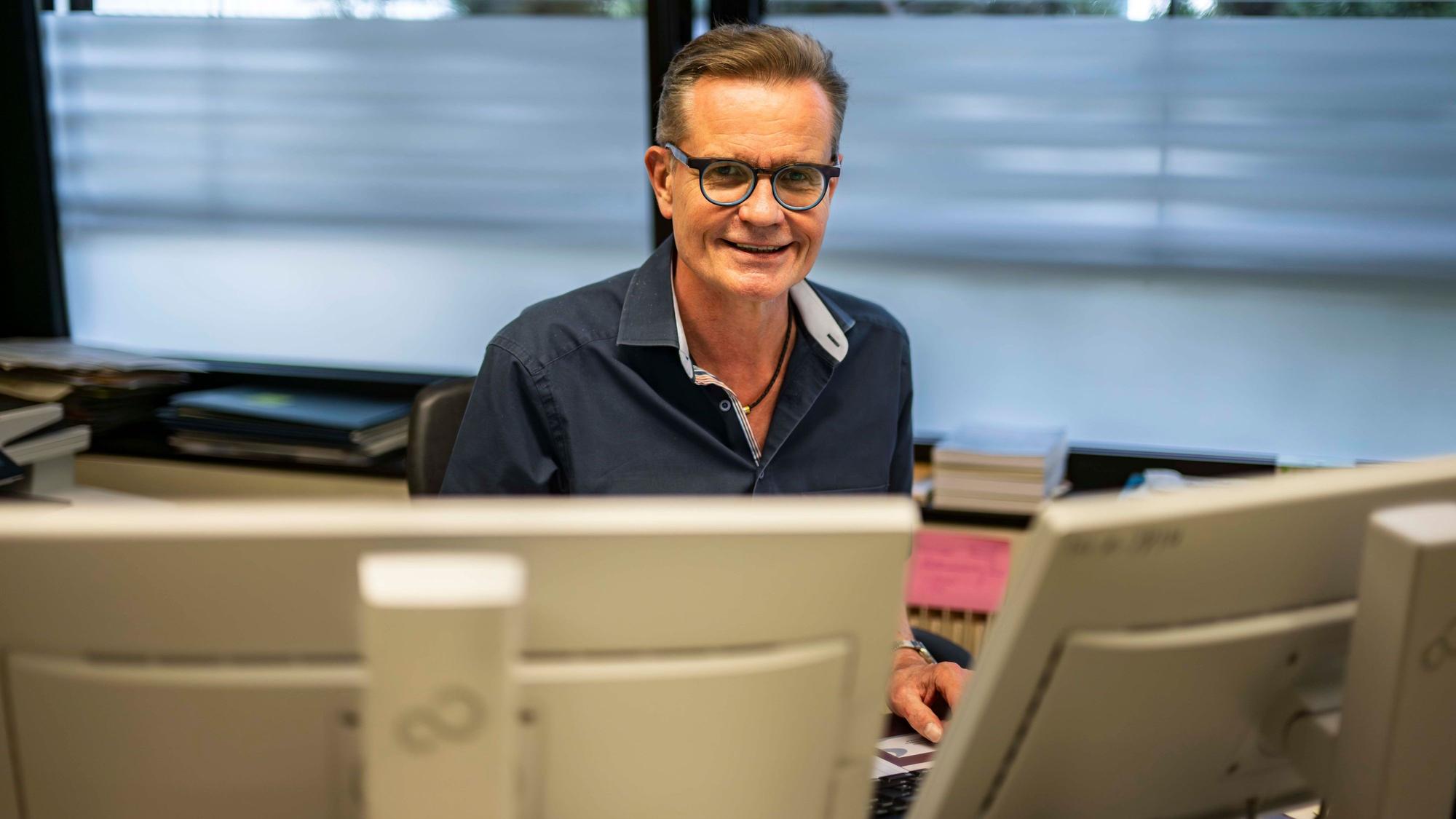 Das Bild zeigt Stephan Steinhoff hinter seinem Computer.