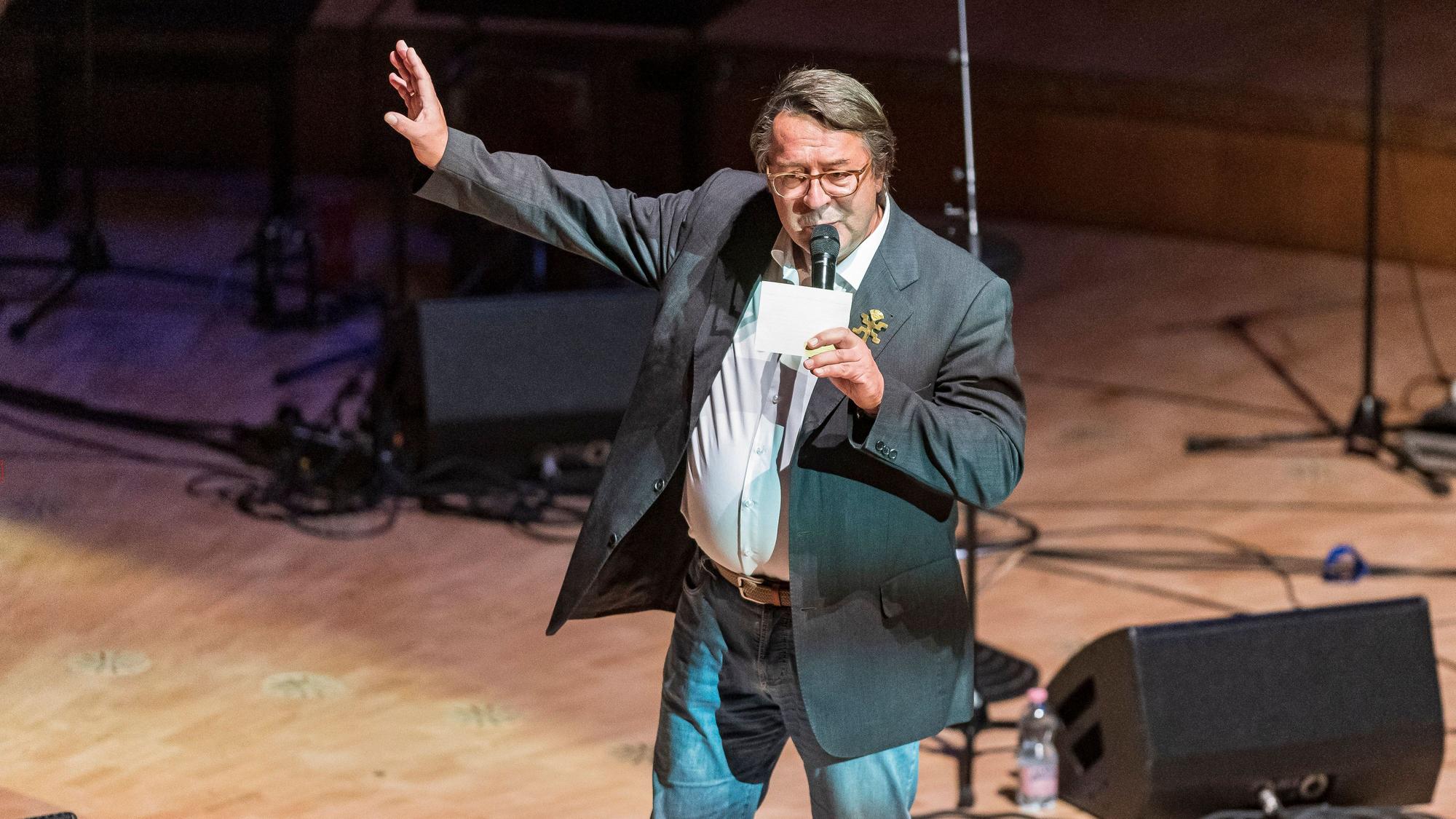 Dienstag 22.09.2020 Köln
S.O.S _Save Our Souls - Solidarität mit der Seenotrettung.
Pfarrer Hans Mörtter (Organisation und Moderation).
Ein Solidaritätskonzert in der Philharmonie in der Kölner Altstadt.
Benefizkonzert dessen Einnahmen der Flüchtlingshilfe zu Gute kommen.
Konzert Philharmonie Köln Flüchtlinge Solidarität Veranstalter Südstadt-Leben e.V..
Aufgenommen am: 22.09.2020
Foto: Alexander Roll (Staff)