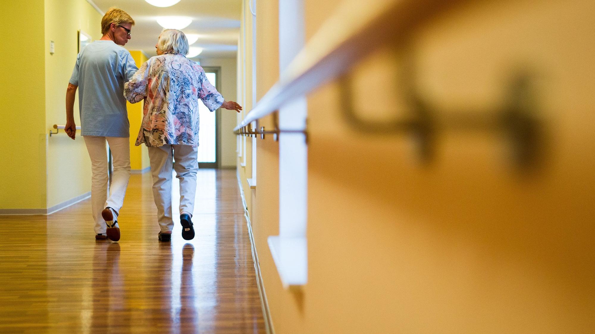 Pflegeheime sind sehr teuer. Viele Bewohnerinnen und Bewohner müssen ihr gesamtes Erspartes in die letzten Monate im Heim stecken.