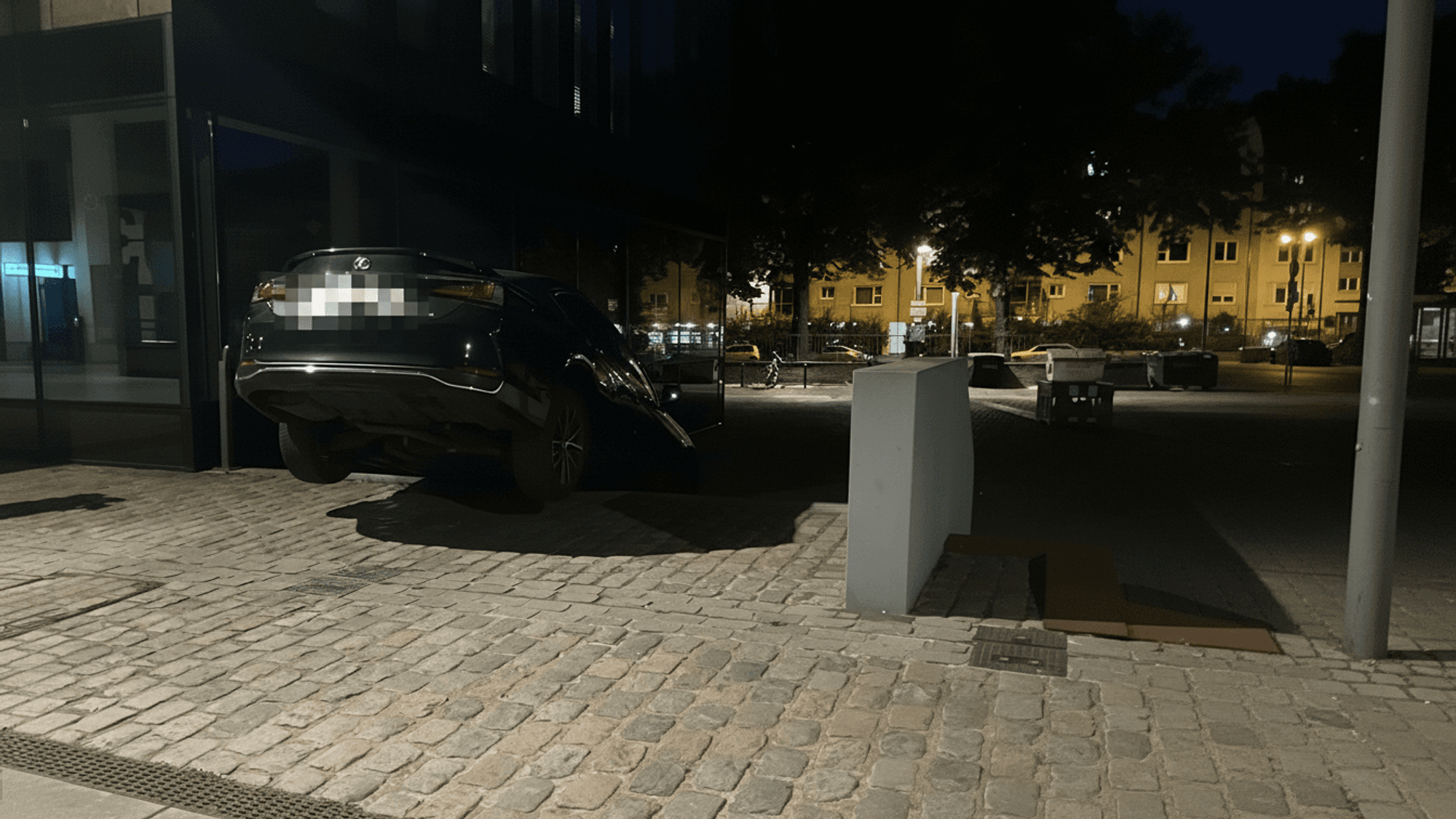 Im Kölner Rheinauhafen ist ein Uber-Fahrer versehentlich auf einer Treppe hängengeblieben.