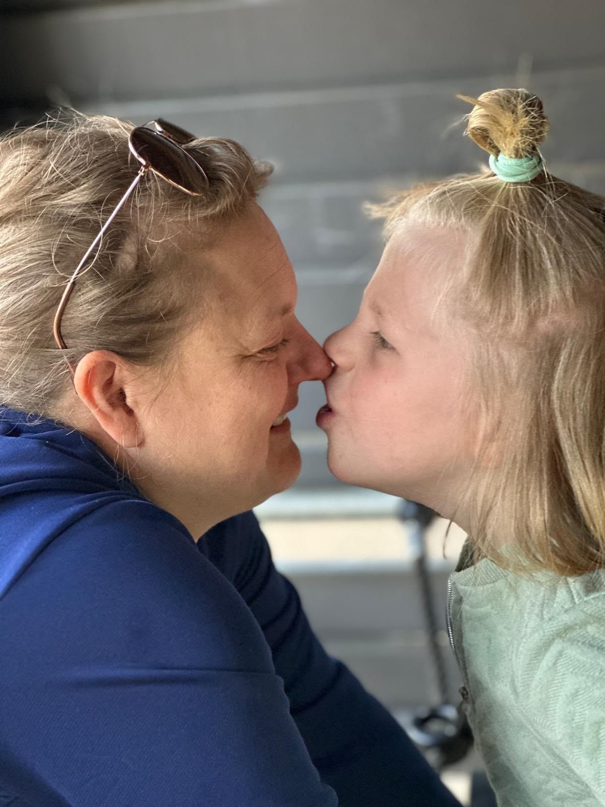 04.02.2022, Köln: Paula(4) leidet an einem genetischen Defekt, nach seinem Entdecker Angelman-Syndrom benannt.Zur Familie gehört Bruder Kalle(8), Jutta Kühle und Paul Fürhoff.  Foto: Max Grönert