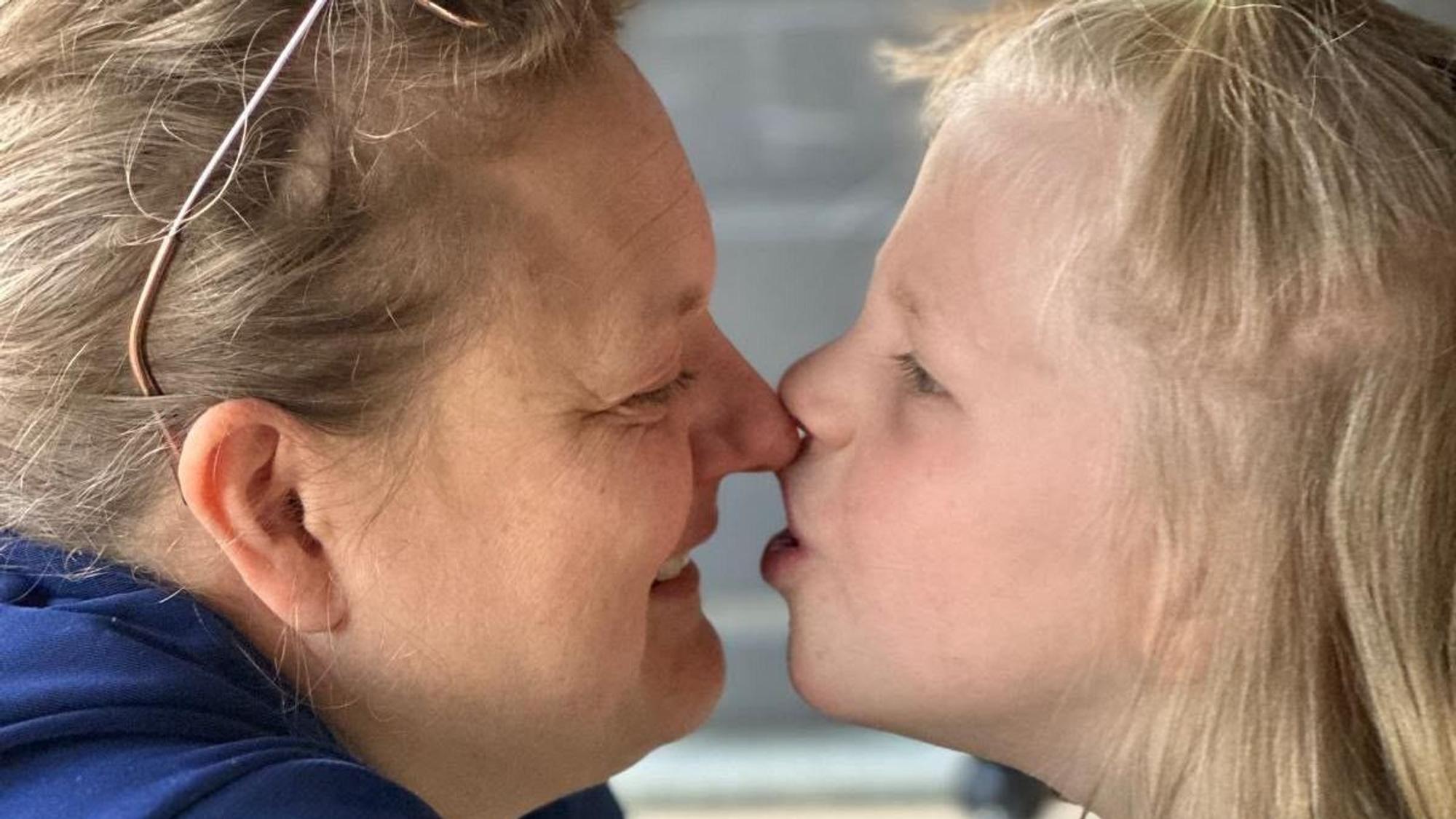 04.02.2022, Köln: Paula(4) leidet an einem genetischen Defekt, nach seinem Entdecker Angelman-Syndrom benannt.Zur Familie gehört Bruder Kalle(8), Jutta Kühle und Paul Fürhoff. Foto: Max Grönert