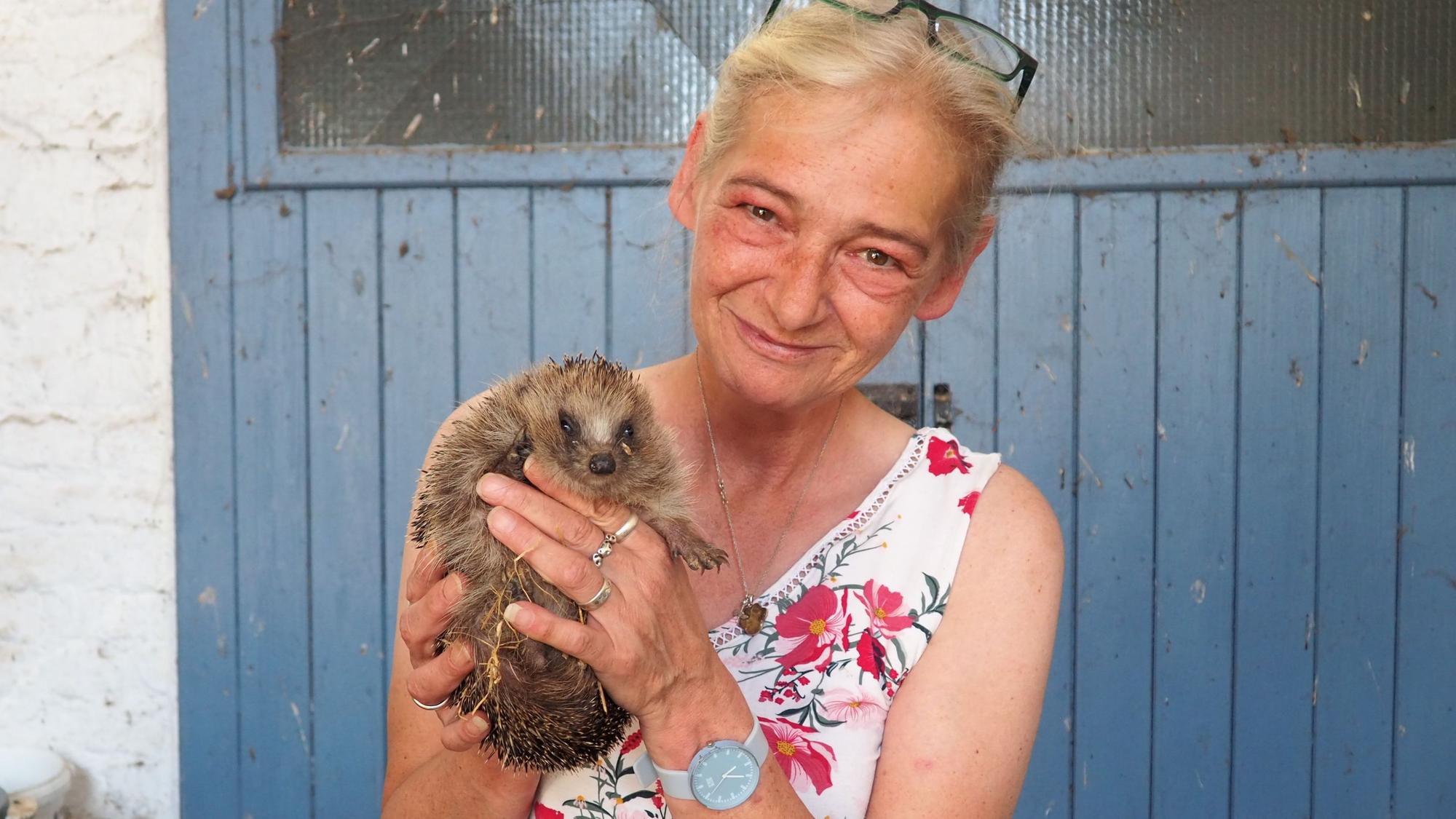 Birgit Jansen hält einen Igel in ihren Händen.